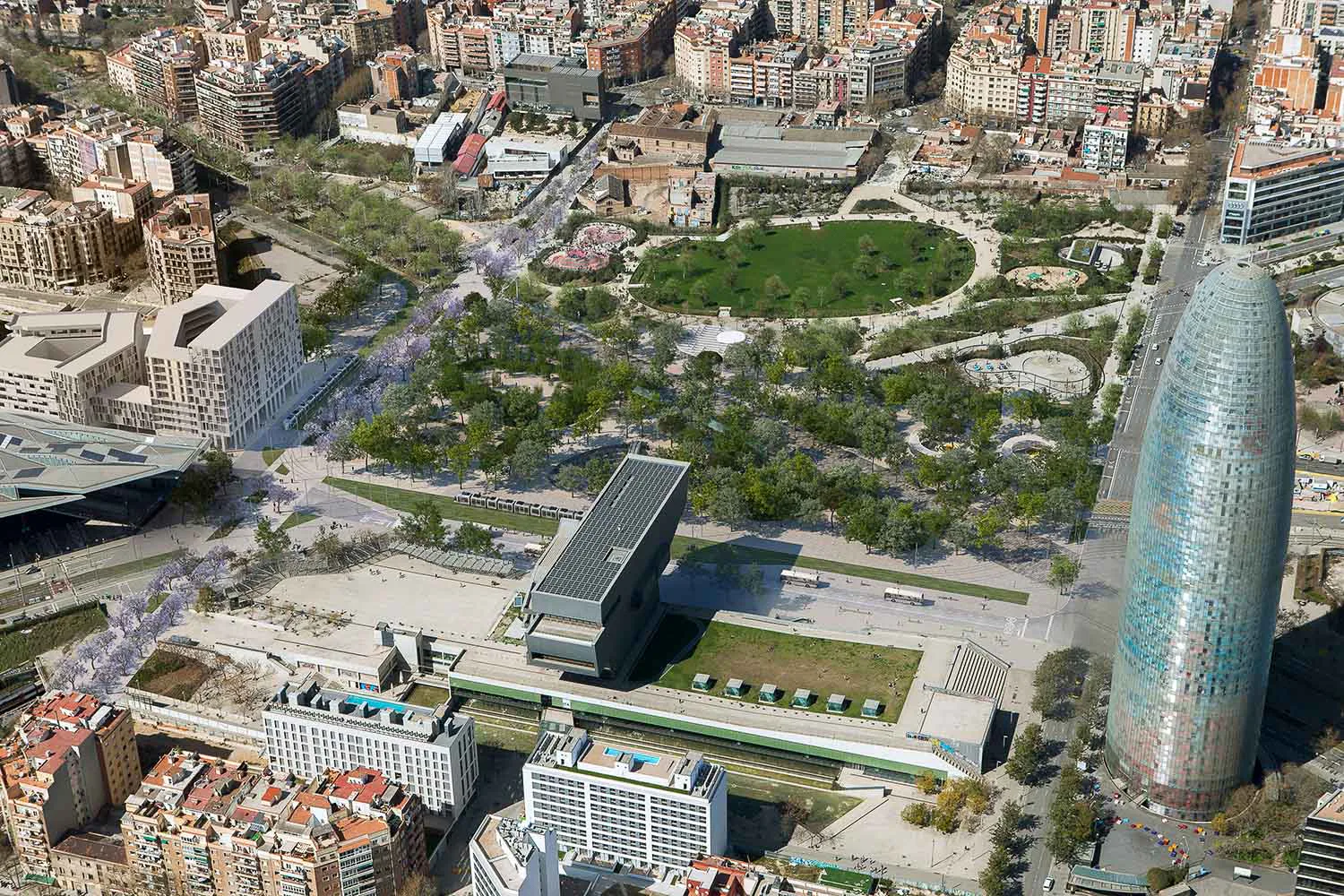 Auch das Designmuseum Disseny Hub gegenüber der Torre Agbar wird zahlreiche Podiumsdiskussionen, Workshops und Vorträge zu Gast haben.