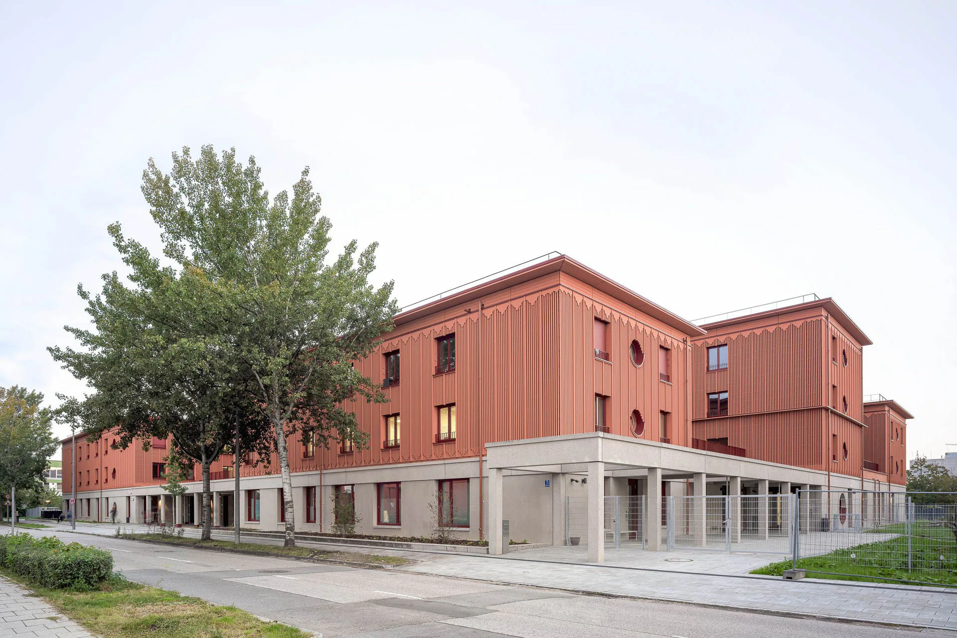 Nach außen tritt Beton als robustes Sockelgeschoss in Erscheinung, die Fassade der oberen Geschosse des Versorgungszentrums ist als geschossübergreifende Vorhangfassade ausgeführt.