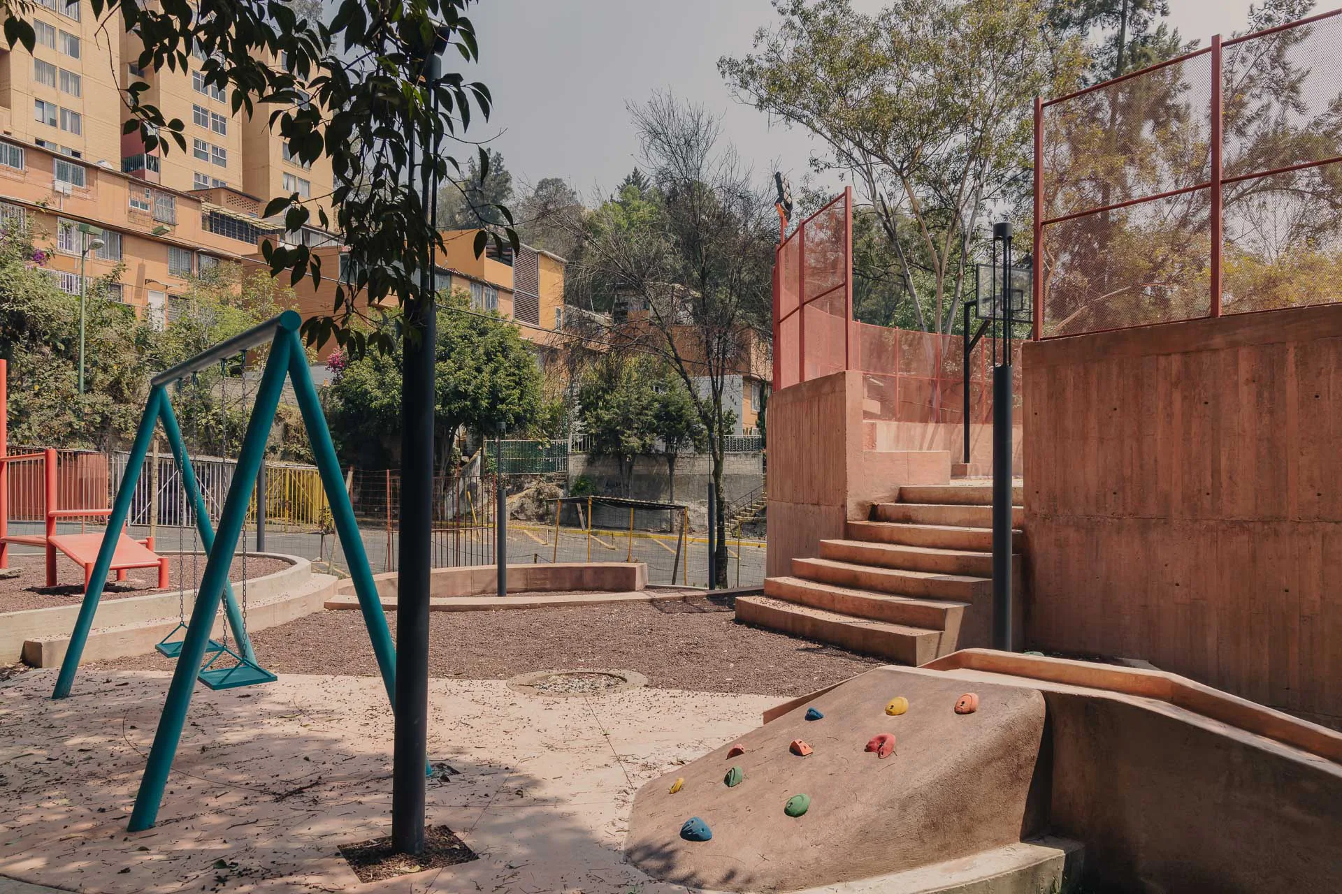 Kinderspielplatz auf terrassenartiger Plattform
