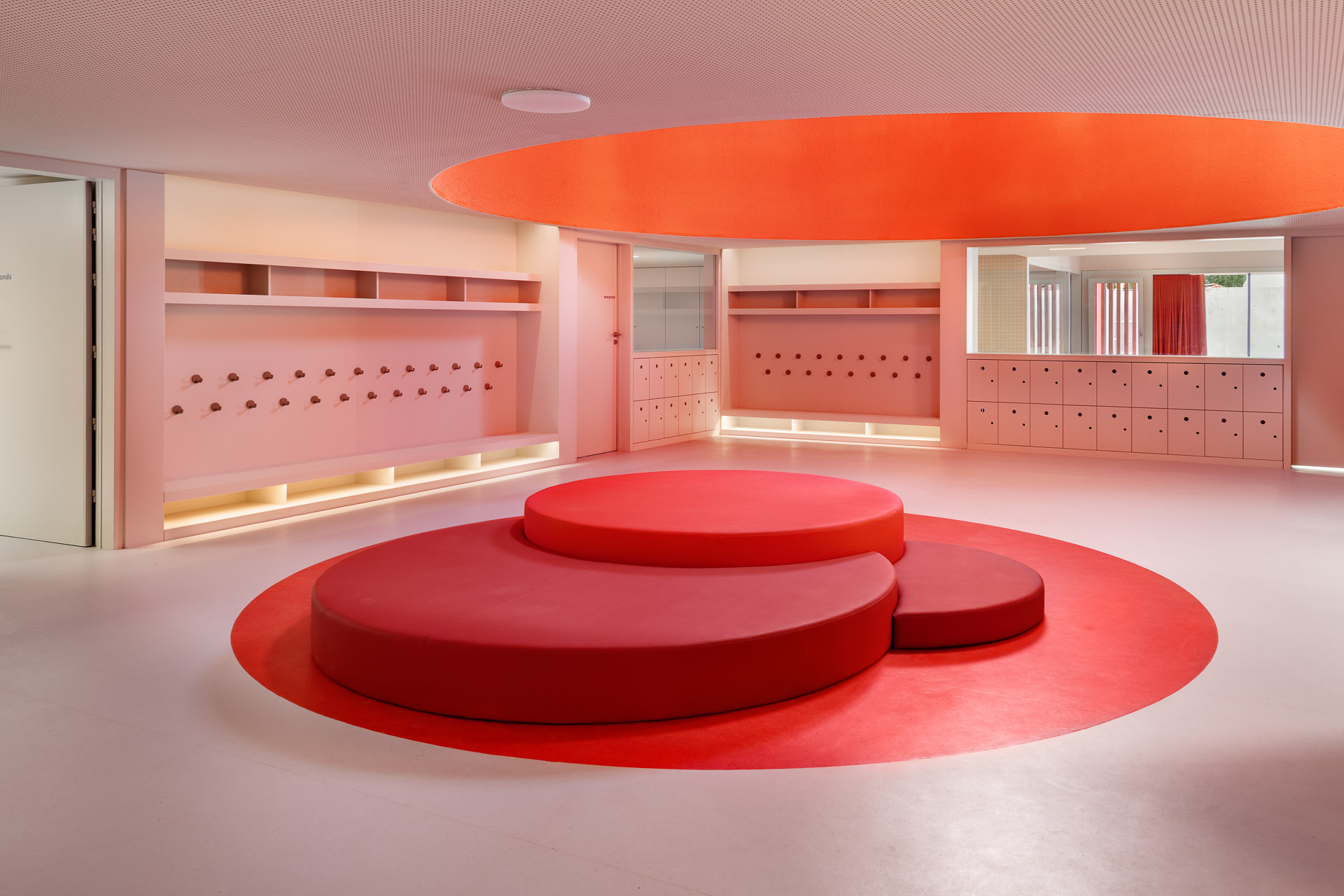 Im Zentrum des Raumprogramms steht der geräumige und farbenfrohe Hauptflur.