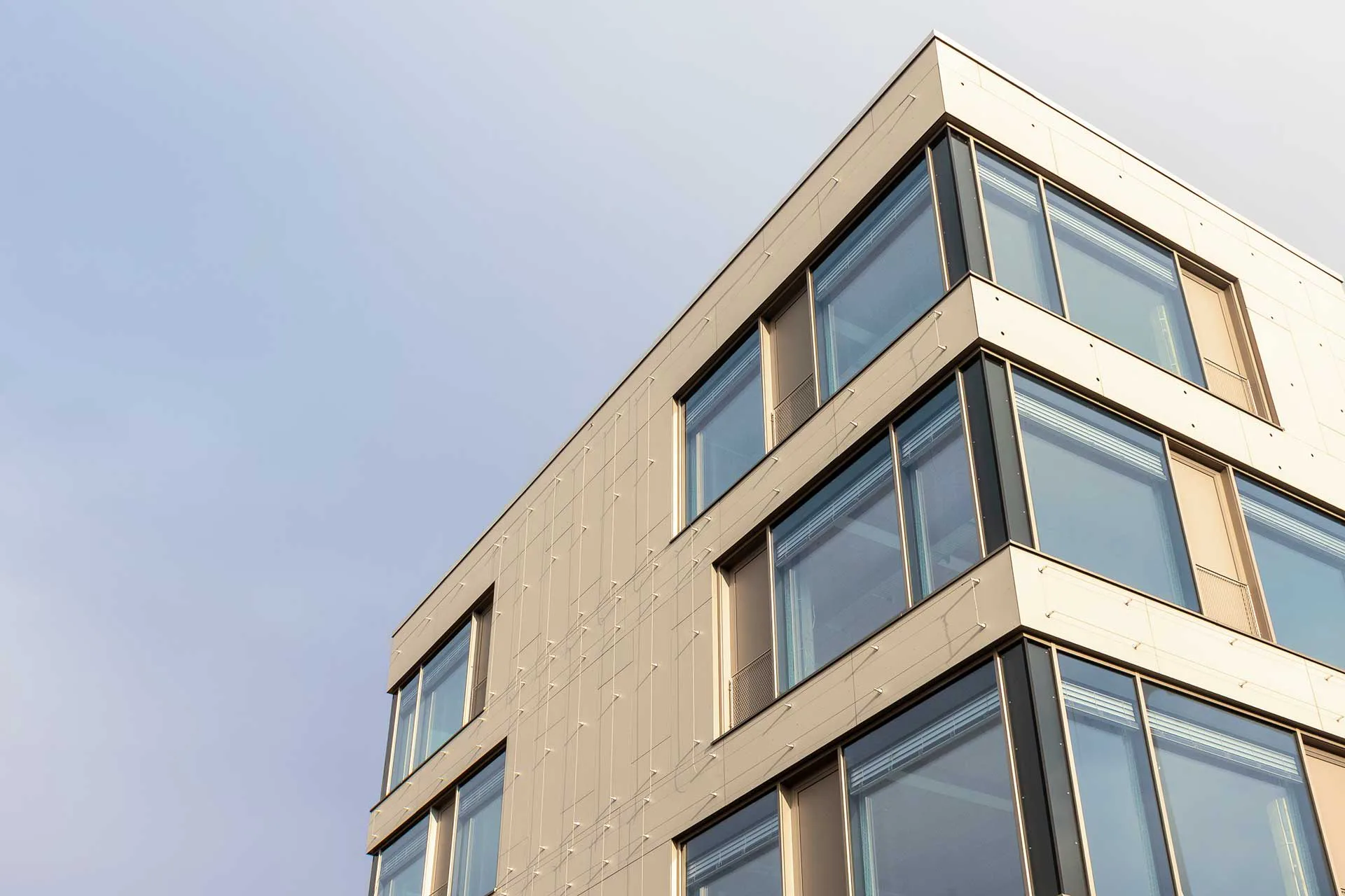 Gerade im Schulbau lässt sich die Fassadenbegrünung optimal mit ISOshade kombinieren. Der Sonnenschutz im Zwischenraum erleichtert die Reinigung der Fassadenelemente.