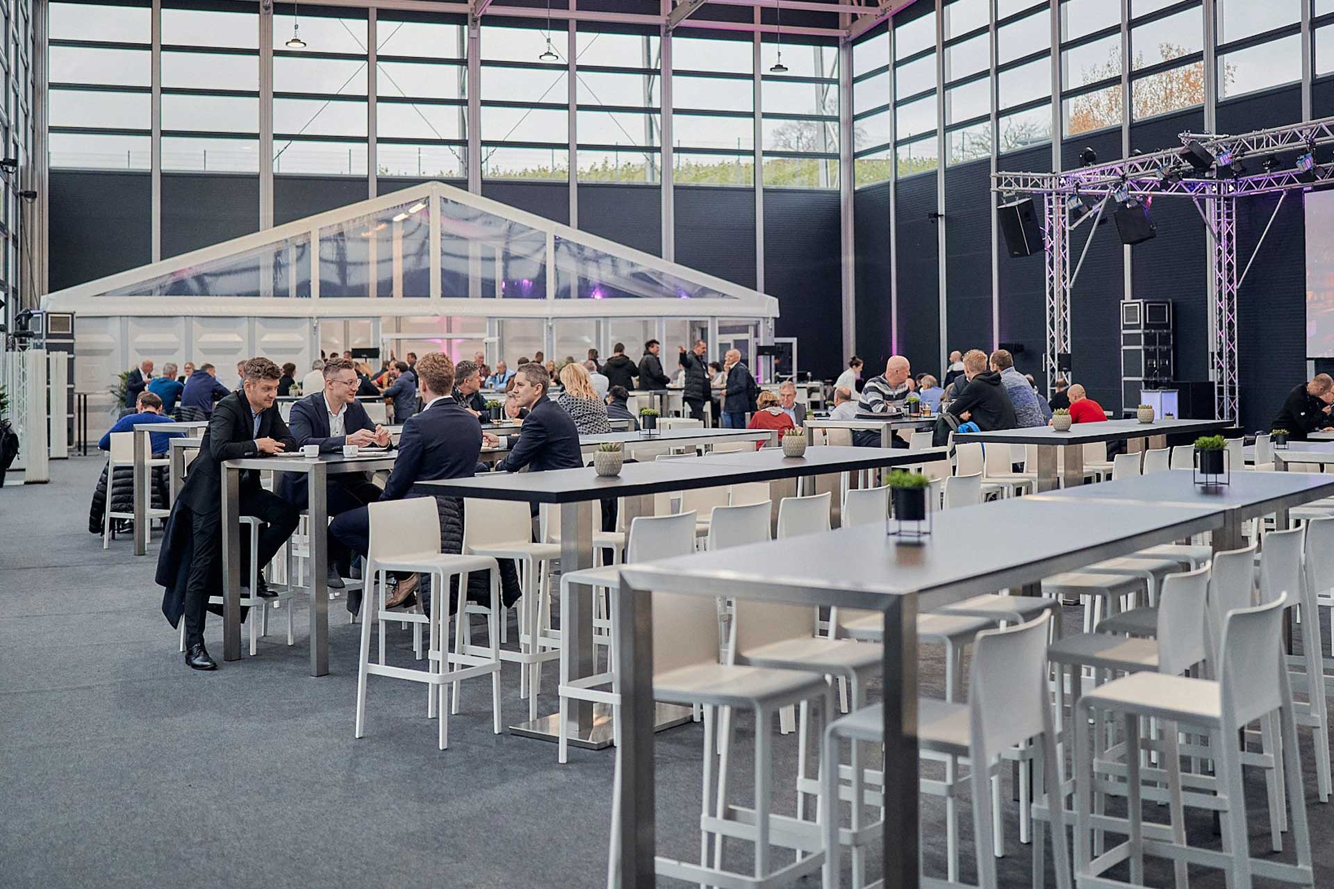 Vielfältige Gestaltungsmöglichkeiten innerhalb des Metropolitan mit viel Tageslicht während einer Eventveranstaltung.