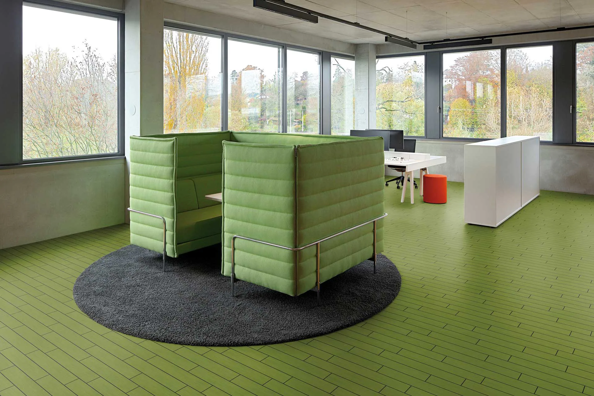 Unique Design Dekor Zebrano Green im Fischgrät-Format mit schwarzem Fugenprofil.