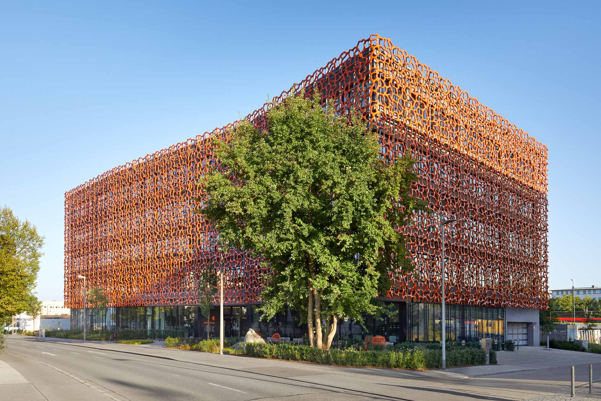 Mit seiner orangeroten „Korallenfassade“ sticht der fünfgeschossige Bürobau unweit des Regensburger Hauptbahnhofs sofort ins Auge.