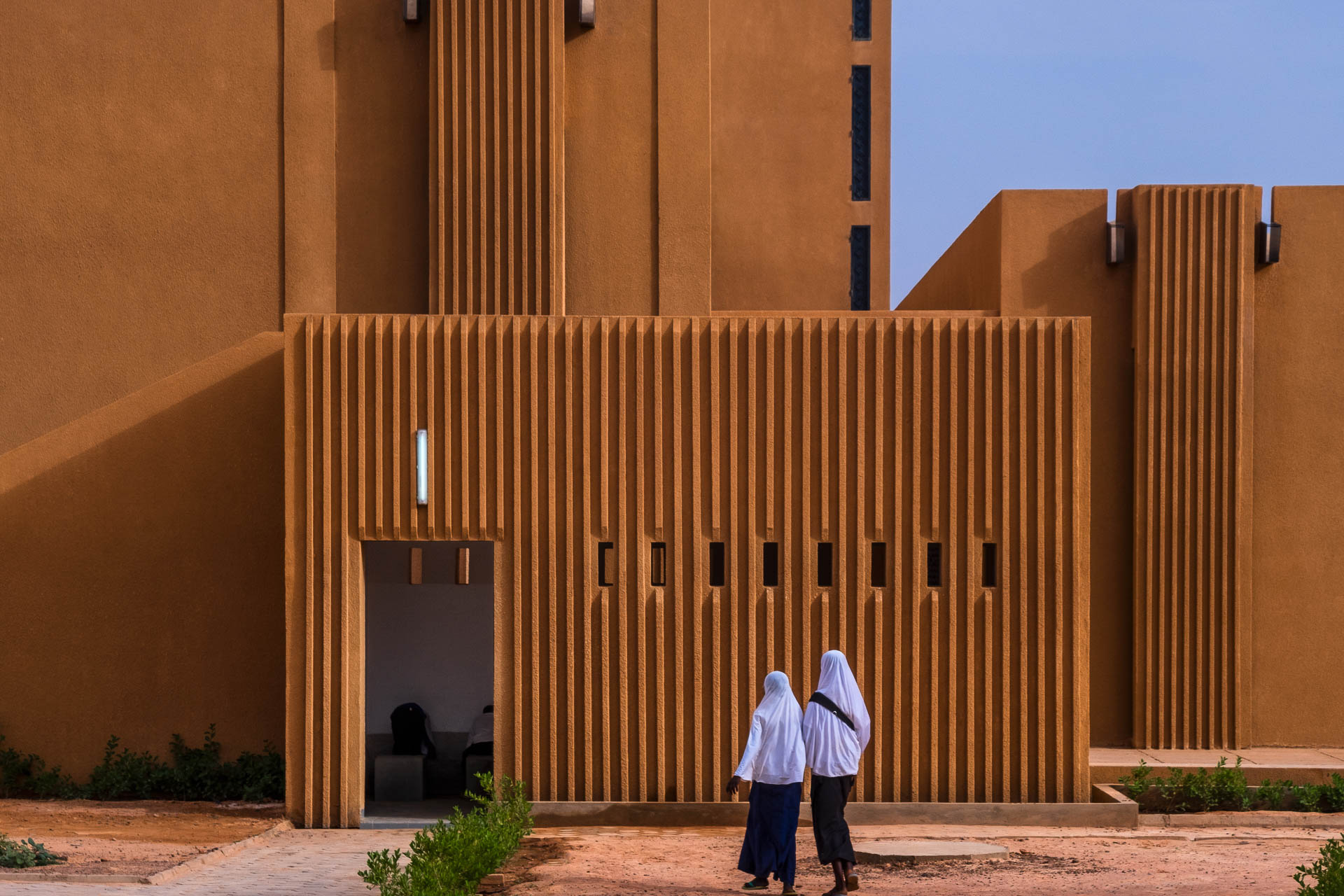 Im Mai 2018 stellte Mariam Issoufou mit ihrem damaligen Architekturbüro Atelier Masomi den Hikma Community Complex in Dandaji im trockenen Westen Nigers fertig.