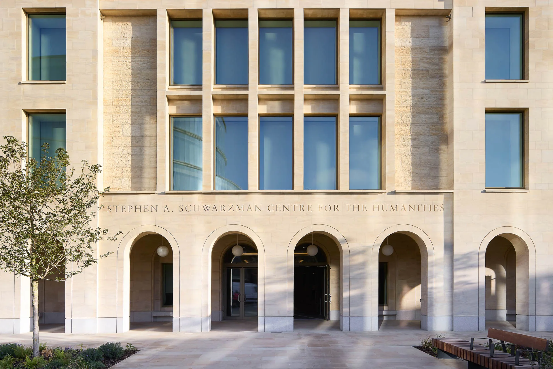 Das Schwarzman Centre hat zwei einander gegenüberliegende Haupteingänge.