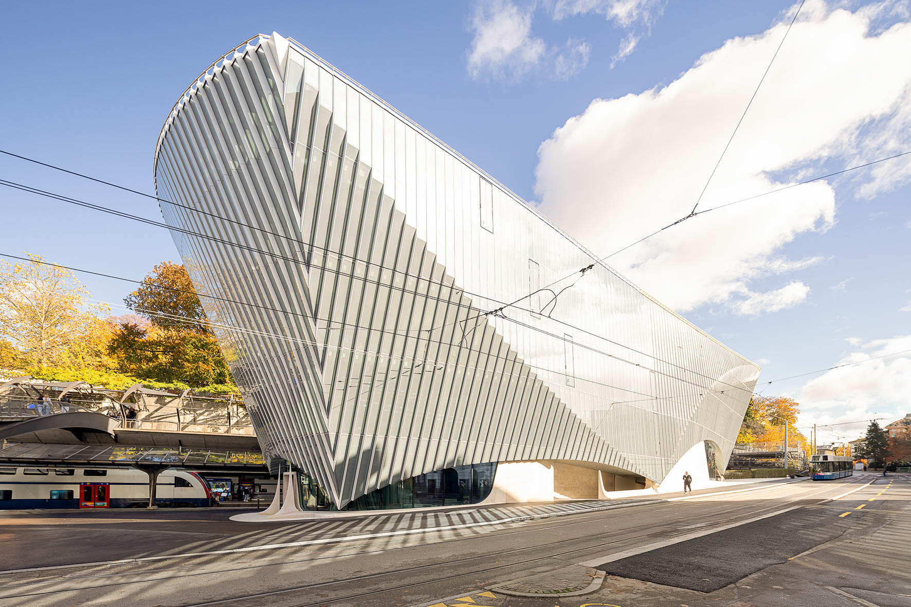 Das Bürogebäude Haus zum Falken von Santiago Calatrava am Zürcher Bahnhof Stadelhofen prägt eine skulpturale Glas-Metall-Fassade.