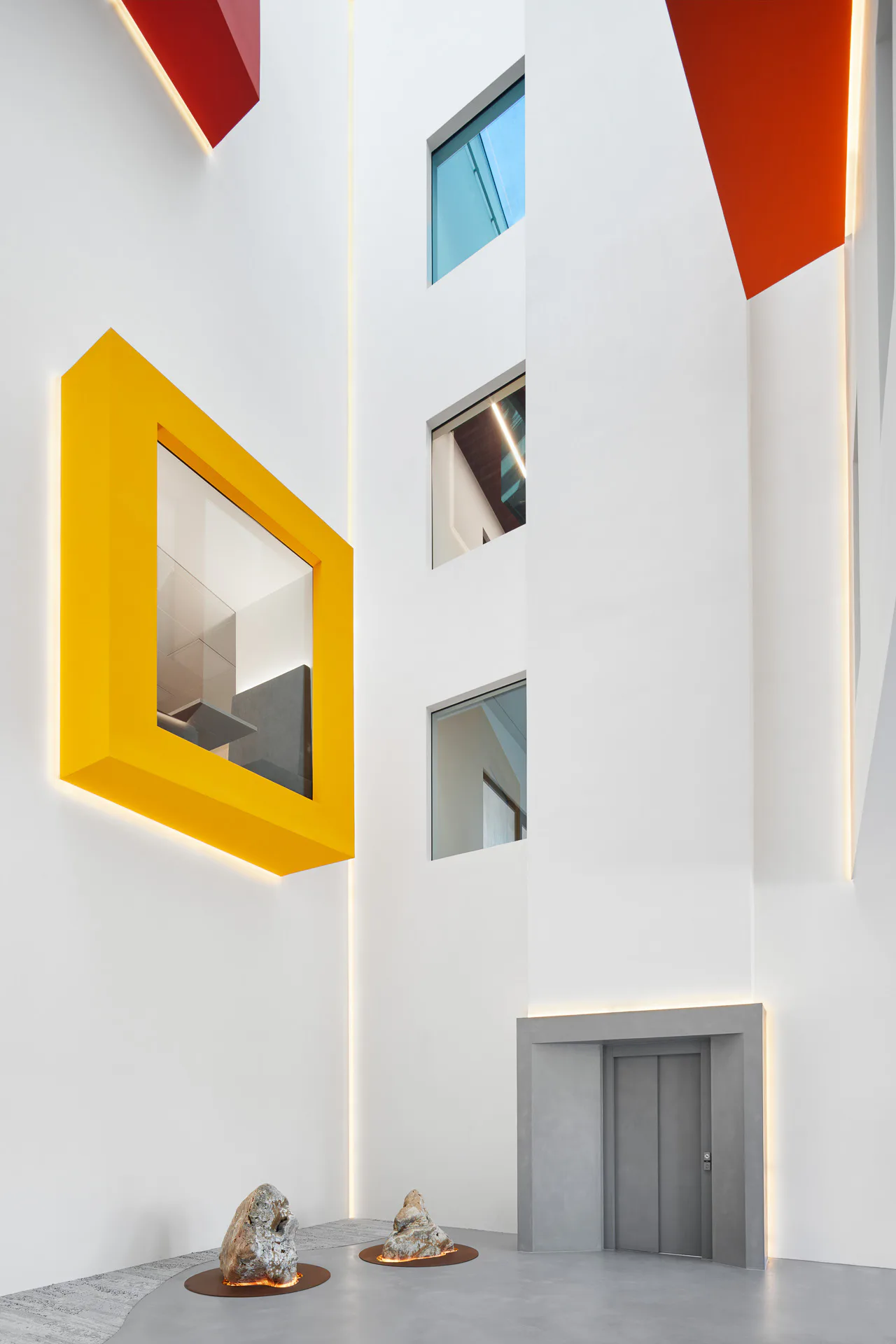 Das gebäudehohe Atrium und die Eingangshalle wurden nach den Prinzipien des chinesischen Feng Shui gestaltet.