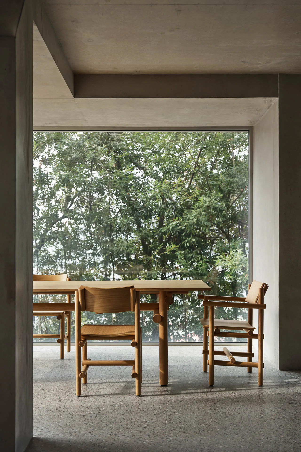 Die Wood Collection von Jonathan Muecke für Knoll überträgt konstruktive Prinzipien in den Maßstab des Möbels. Runde Holzprofile bilden das Tragwerk, Sitz und Lehne sind präzise eingespannt.