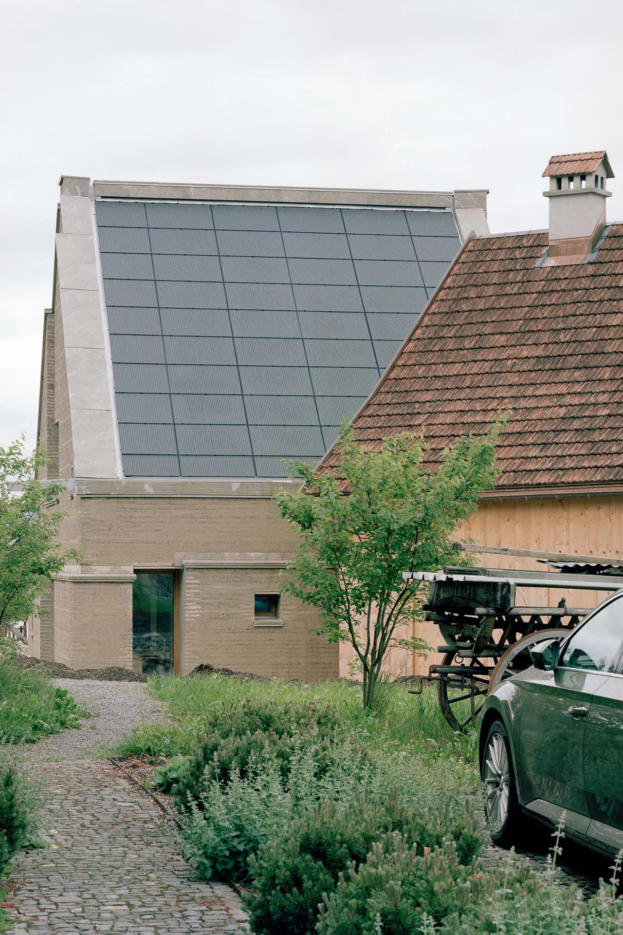 Das Dach des Neubaus ist vollflächig mit Solarpaneelen belegt.
