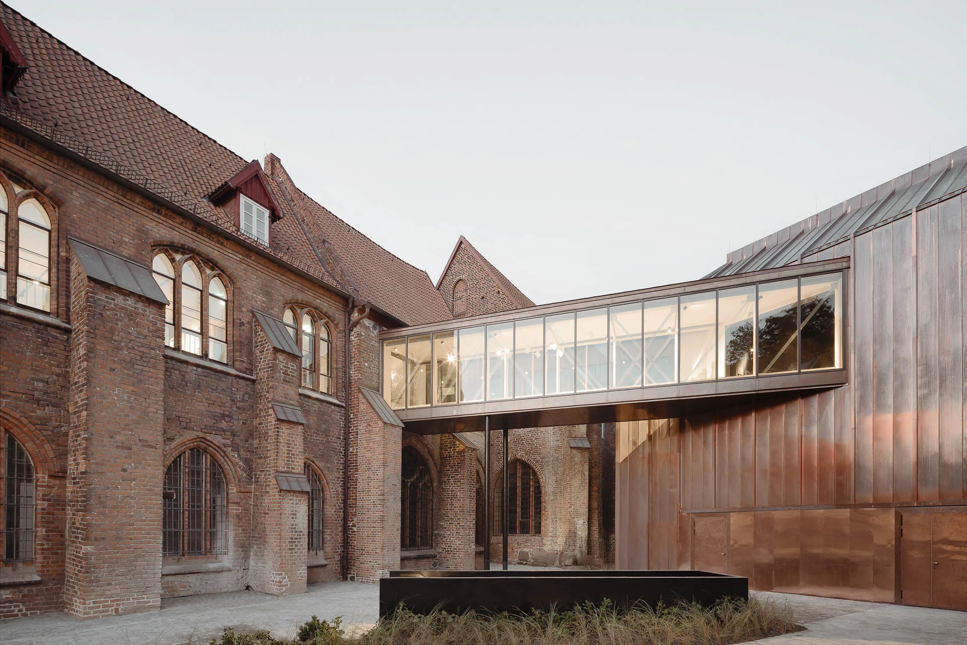 Klostermauern mit neuem Großaquarium