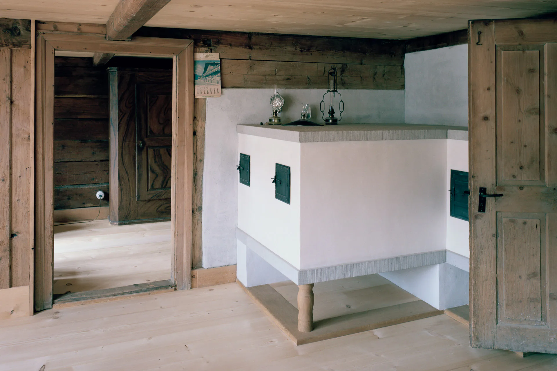 Der traditionelle Ofen im Strickbau wurde neu errichtet. Er heizt Stube und Nebenstube. Die Räume sind nur 1,80 m hoch.