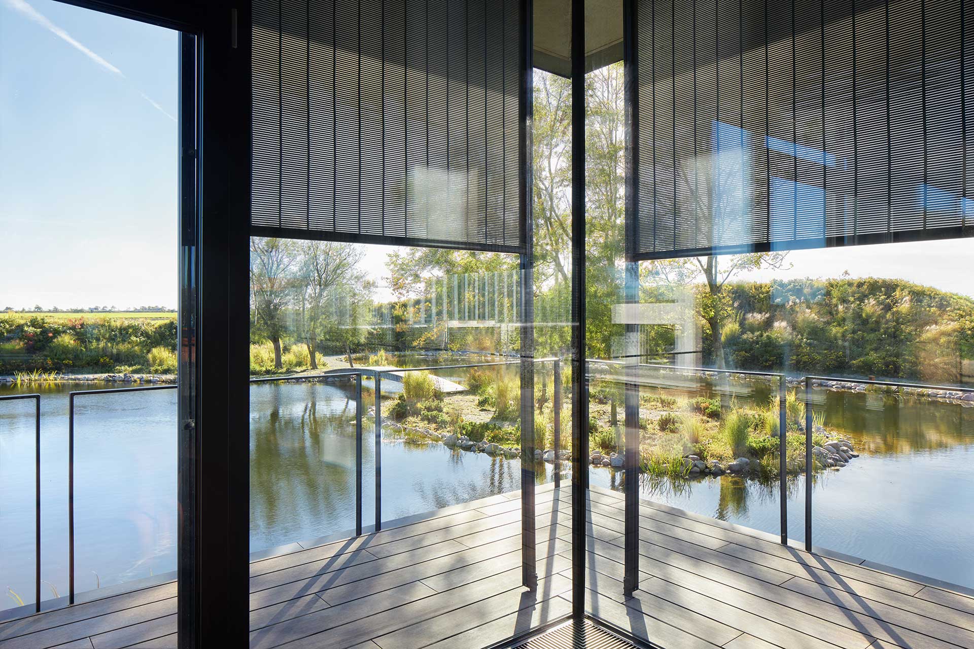 Wo Arbeit und Landschaft ineinander übergehen, schafft der Blick auf den Schwimmteich eine inspirierende Atmosphäre im Arbeitsalltag.