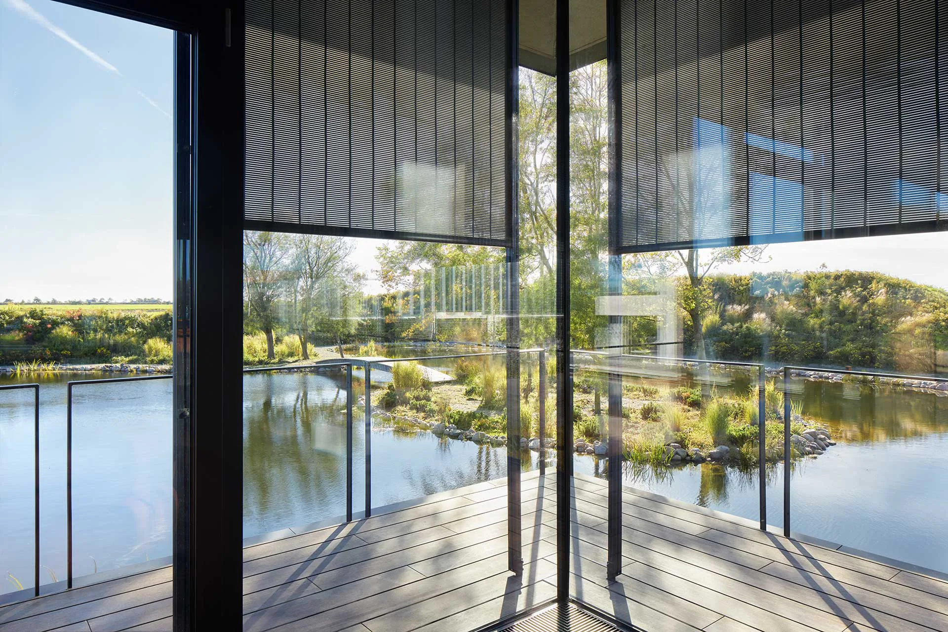 Wo Arbeit und Landschaft ineinander übergehen, schafft der Blick auf den Schwimmteich eine inspirierende Atmosphäre im Arbeitsalltag.