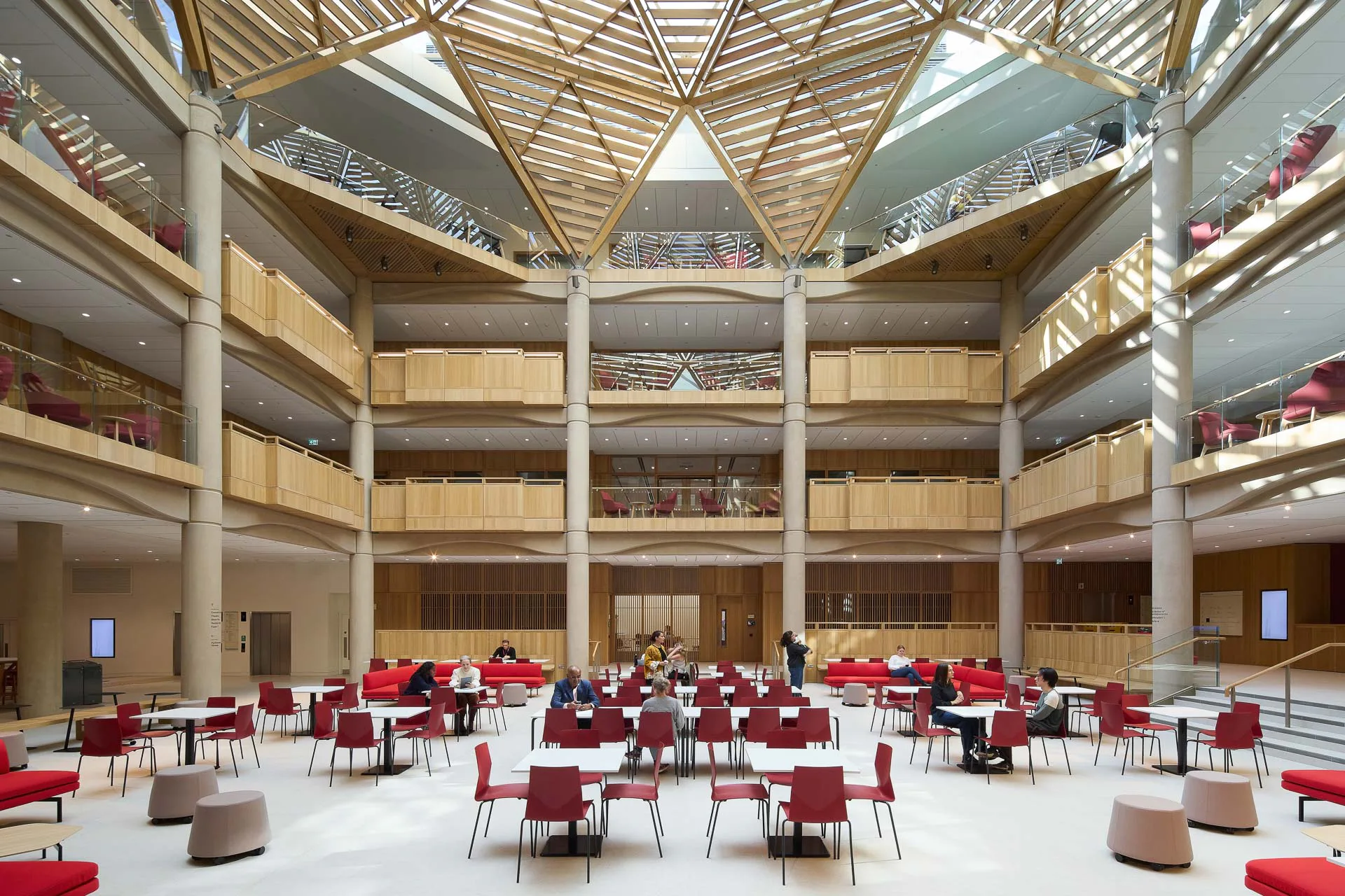 Eine Holz-Glaskonstruktion mit 19 m Spannweite überwölbt das Atrium.