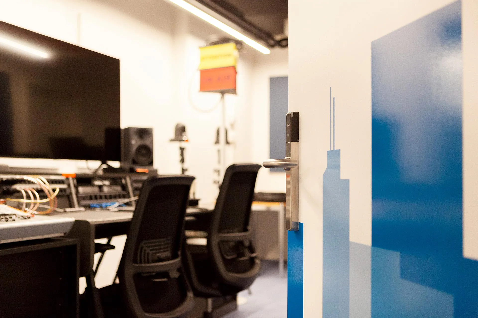 Das Studio für Audio- und Videoaufnahmen beim Schweizer Coworking-Anbieter Office LAB mit funkvernetzten XS4 One Beschlägen von Salto.