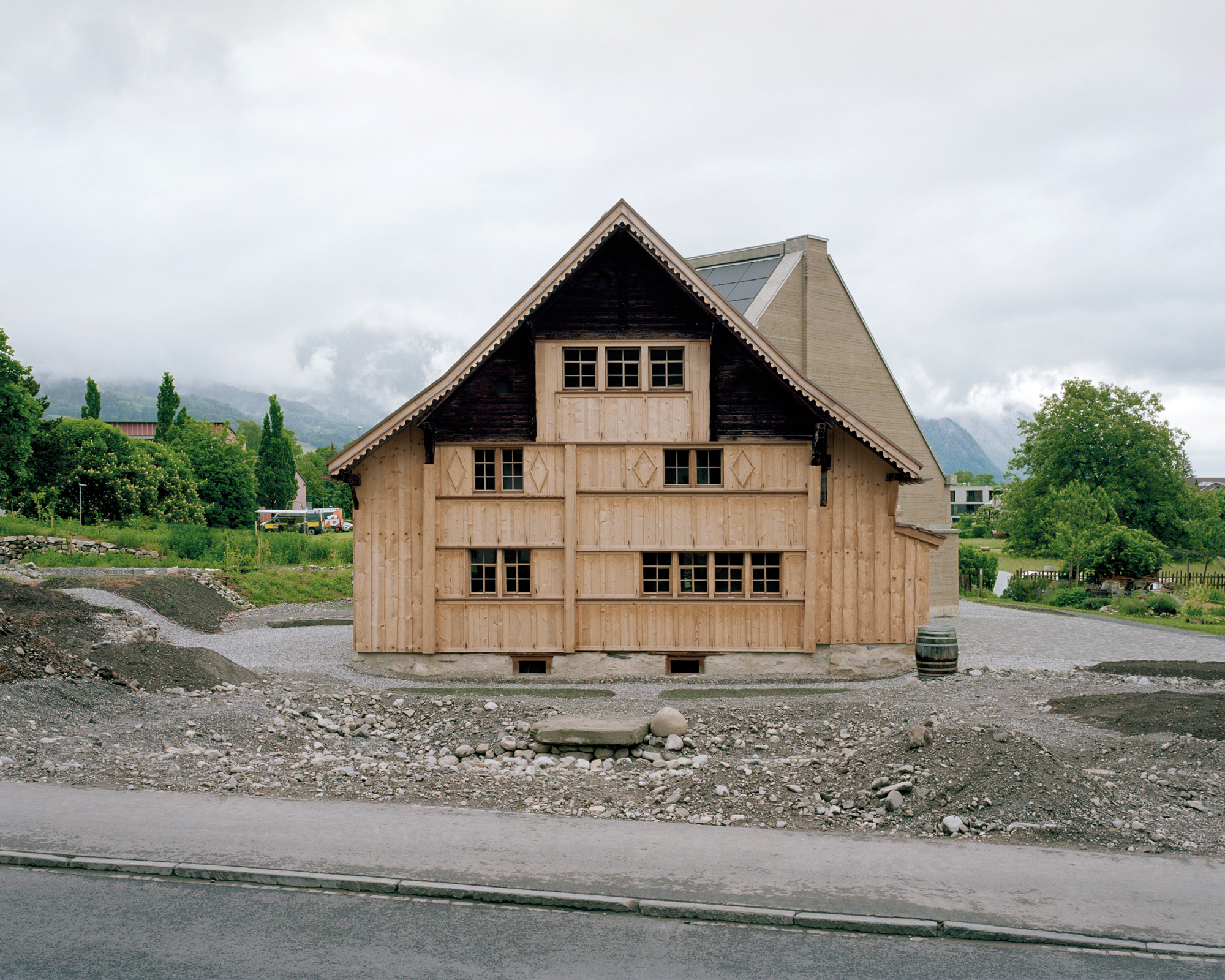 Die Fassaden-Vertäfelung musste fast vollständig ersetzt werden. Das neue Holz unterscheidet sich
farblich vom alten.