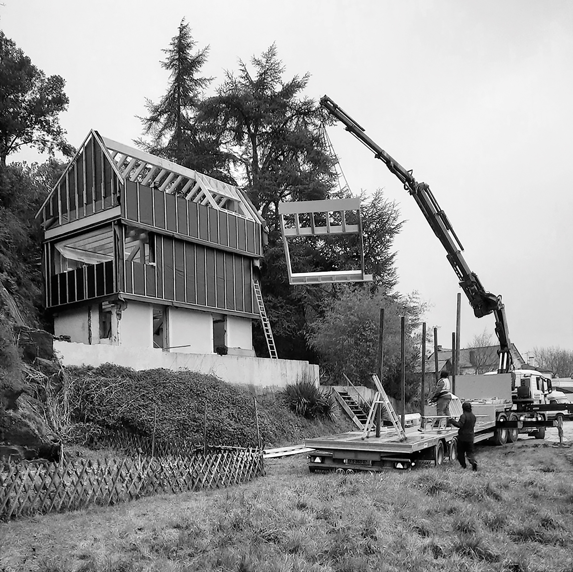Three months passed from preparing the wall elements to manufacturing the closed envelope. Setting up the timber structure on site took only one day.
