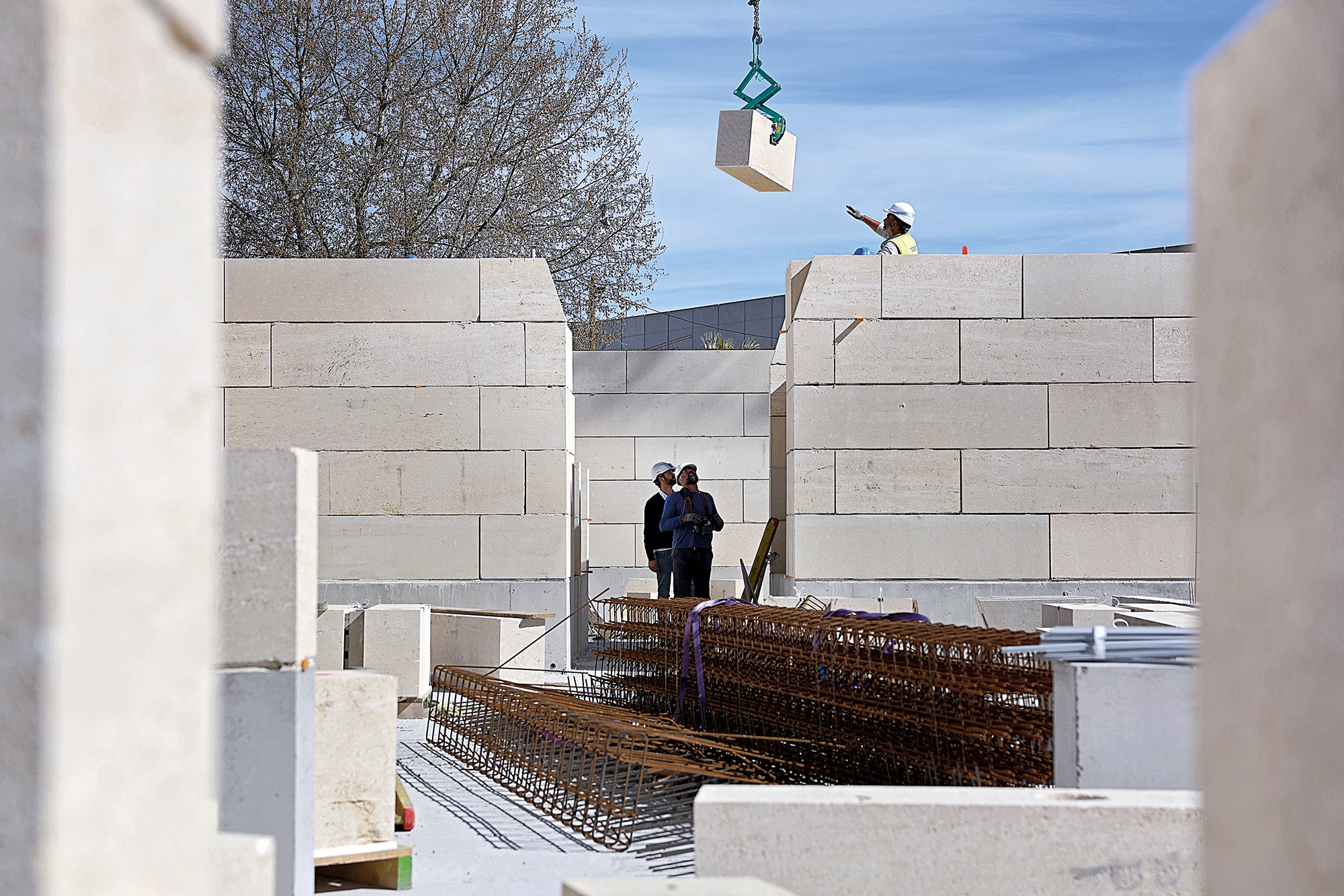 Bis zu 2 m lang und einheitlich 32 cm breit sind die Kalksteinblöcke in den Außen- und Innenwänden. Sie stammen aus einem Steinbruch in der Nähe von Montpellier.