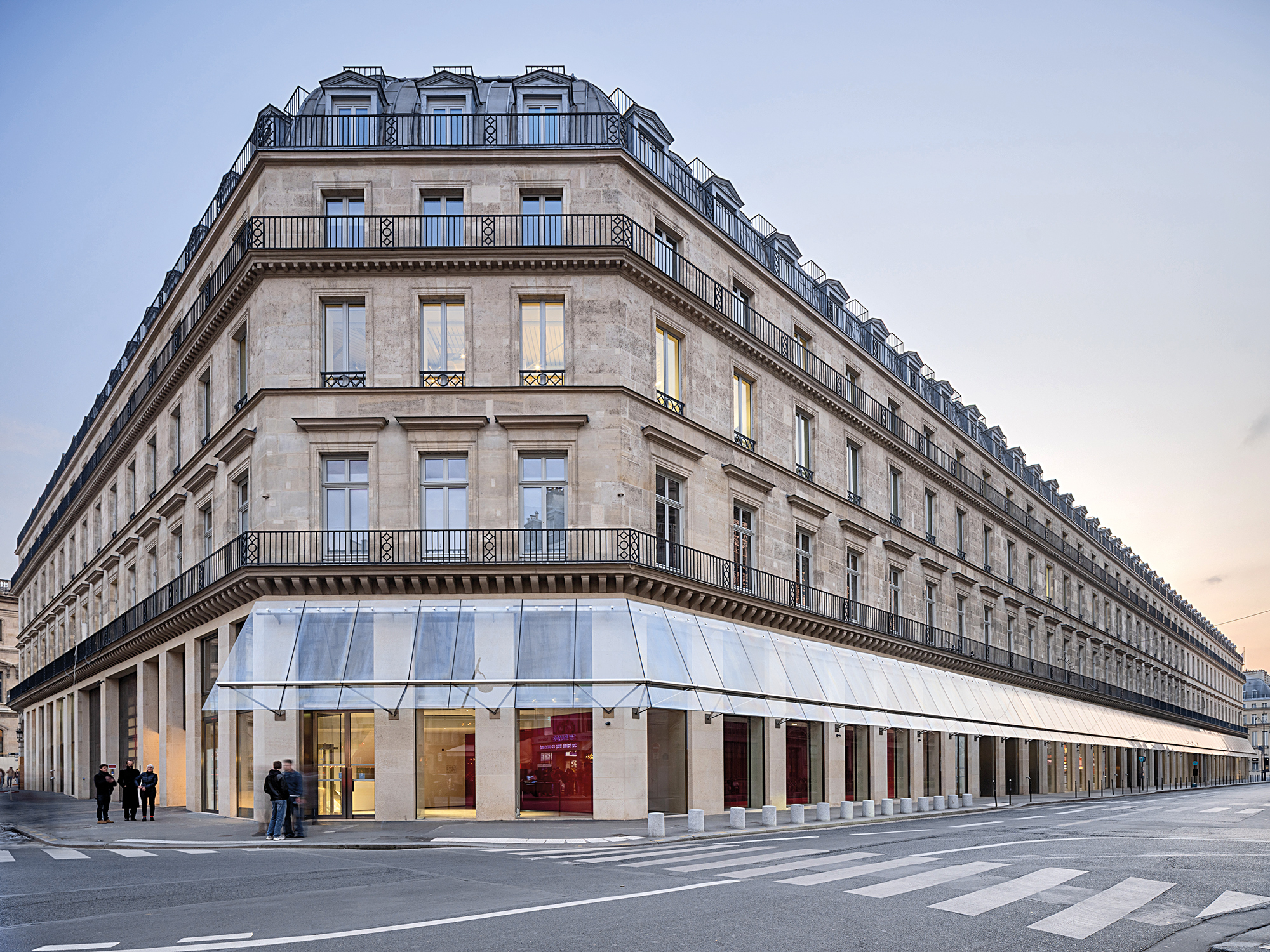 Mehr als 150 Meter lang ist das ehemalige Luxushotel gegenüber dem Louvre. Unter drei der vier Innenhöfe ließen Jean Nouvel und sein Büro große Hubplattformen einbauen.