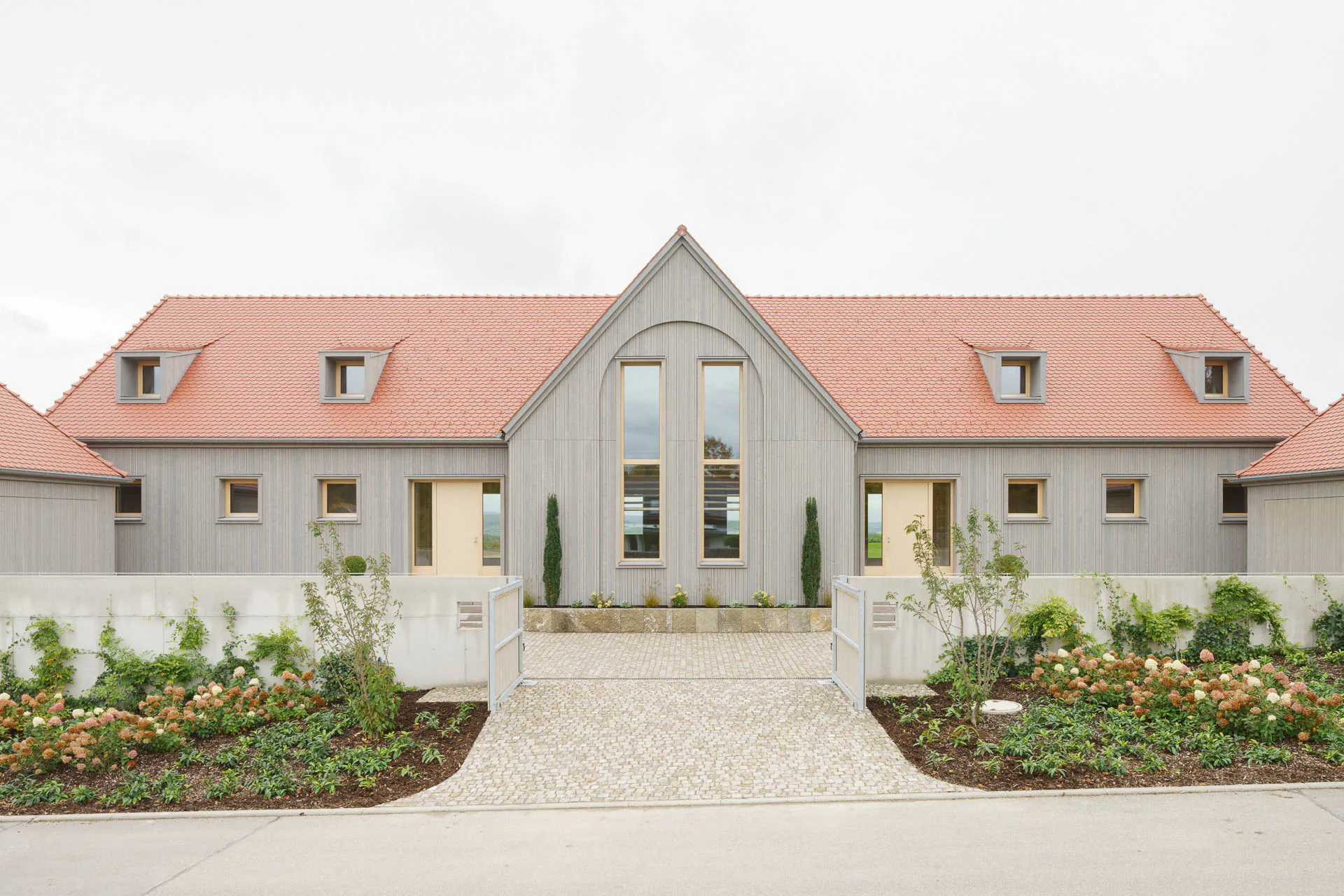 Das Doppelhaus in Friedrichruhe folgt dem Prinzip des „Einfachen Bauens“.