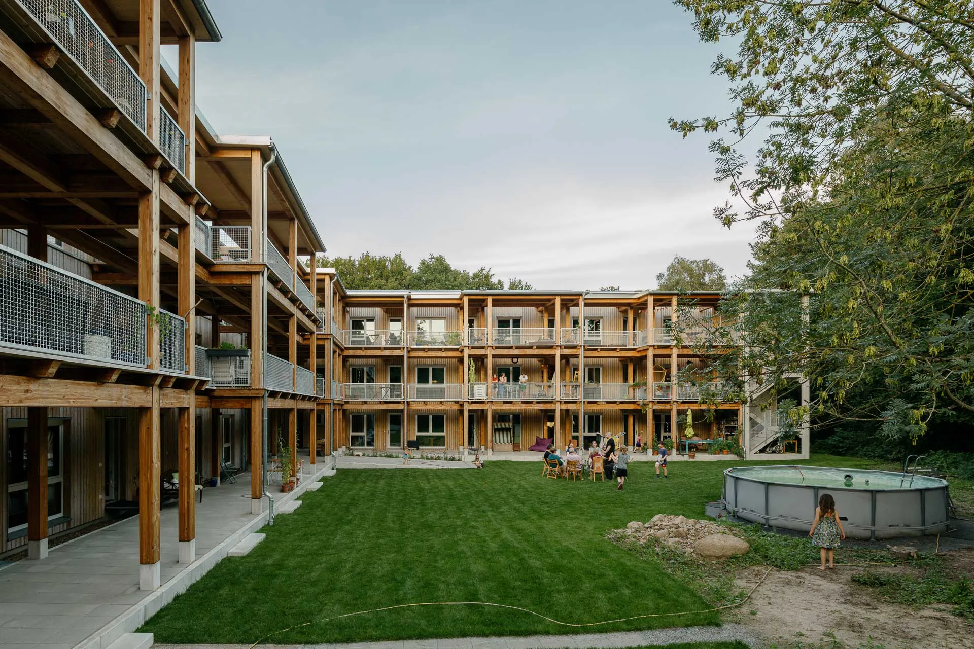 Der Gemeinschaftsgarten bildet den sozialen Mittelpunkt der Wohnanlage.