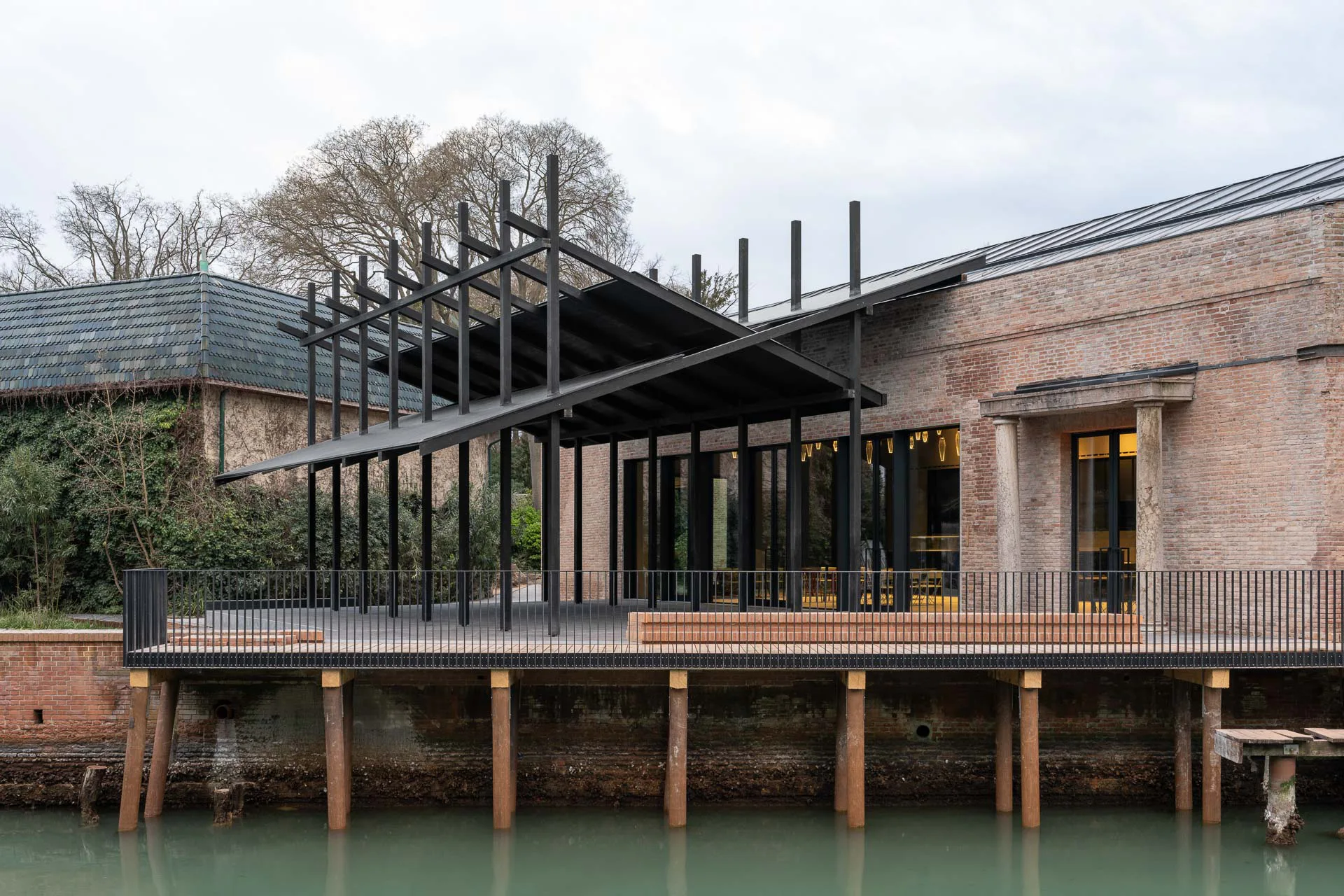 An zwei Stellen erhält der Zentralpavillon neue Überdachungen aus verkohltem Schichtholz und X-LAM-Platten.