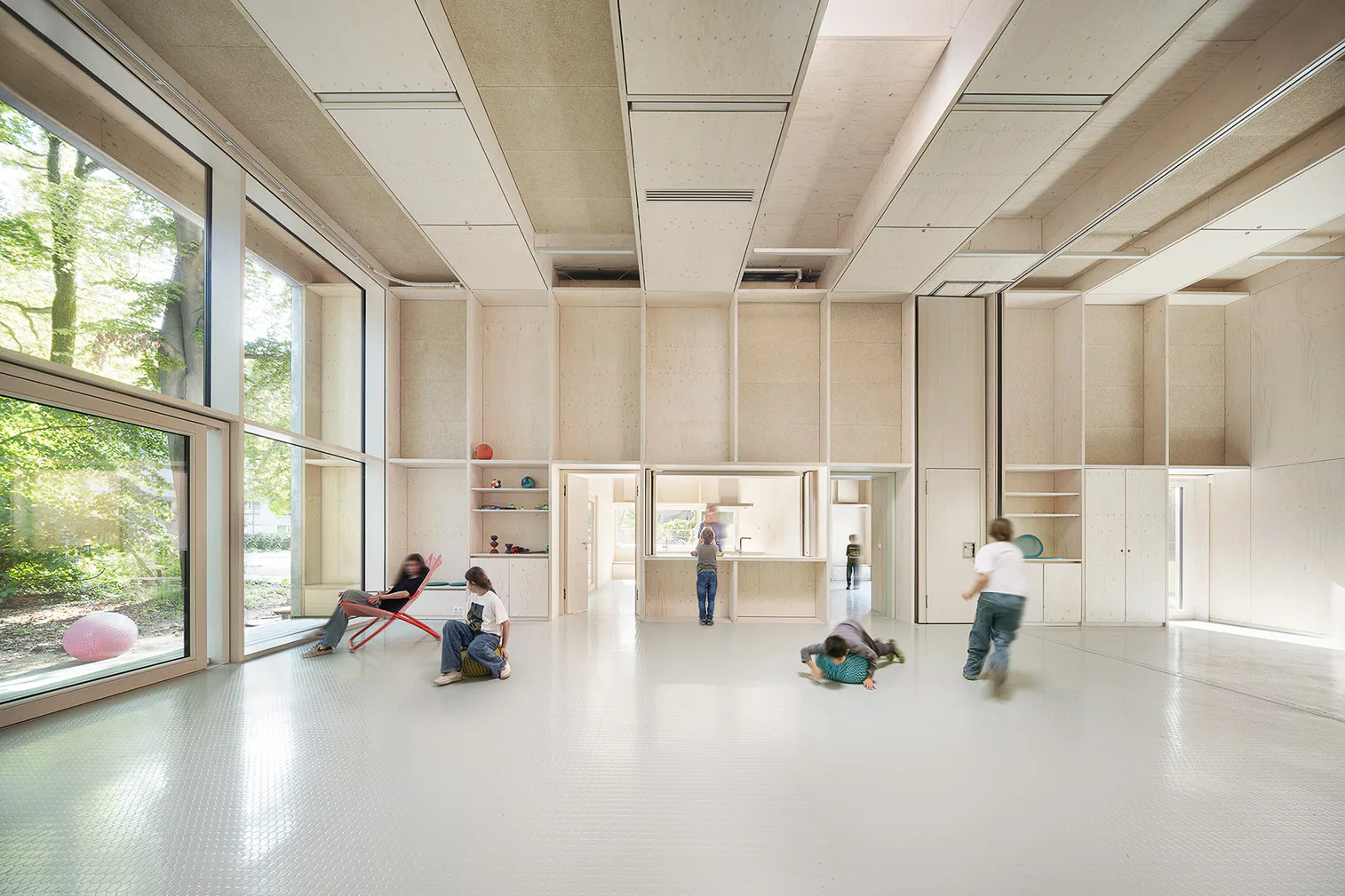 Eine offene Durchreiche verbindet den großen Saal mit der Küche nebenan.