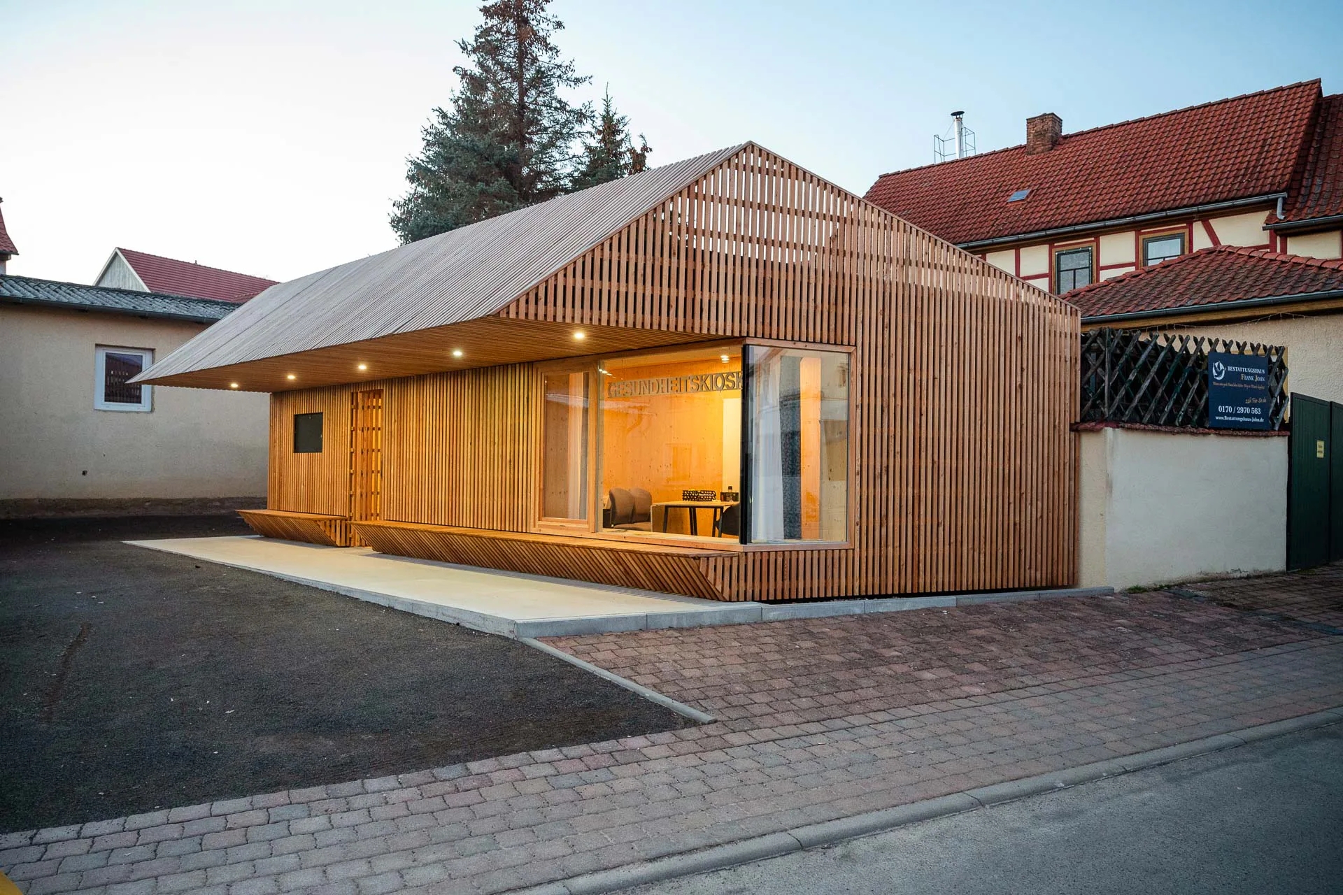Der Kiosk in Kirchheilingen grenzt rückseitig an eine Wand.