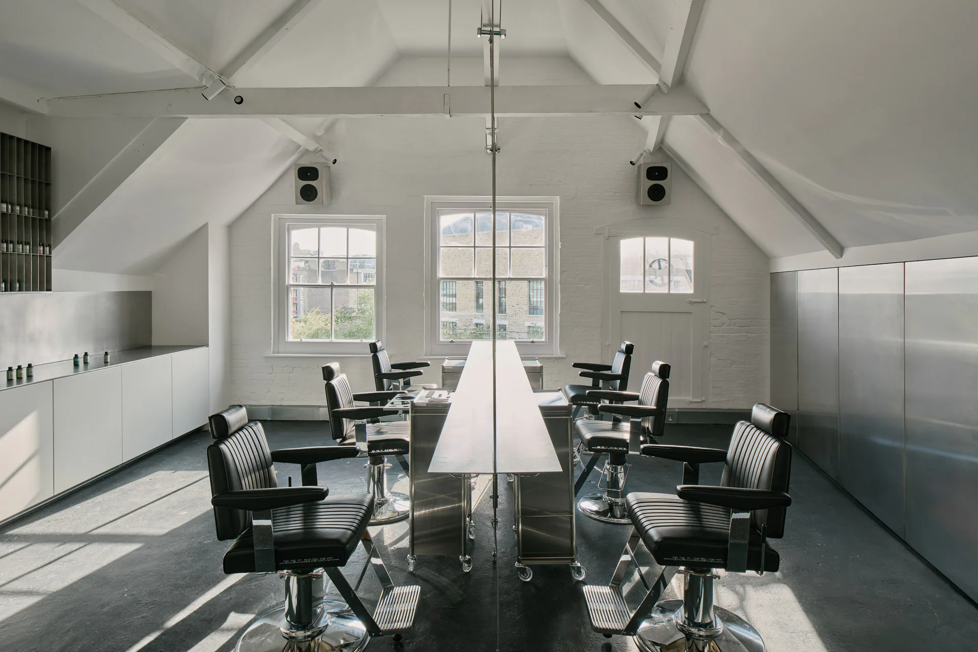 A large, centrally positioned mirror defines the colouring area.