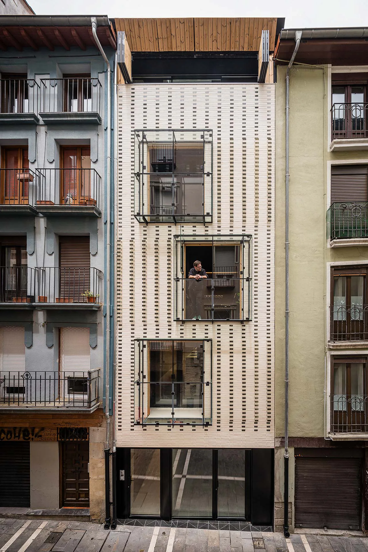 Glasbaustein- und Ziegelfassade des Wohngebäudes in Pamplona von Ruizesquiroz Arquitectos