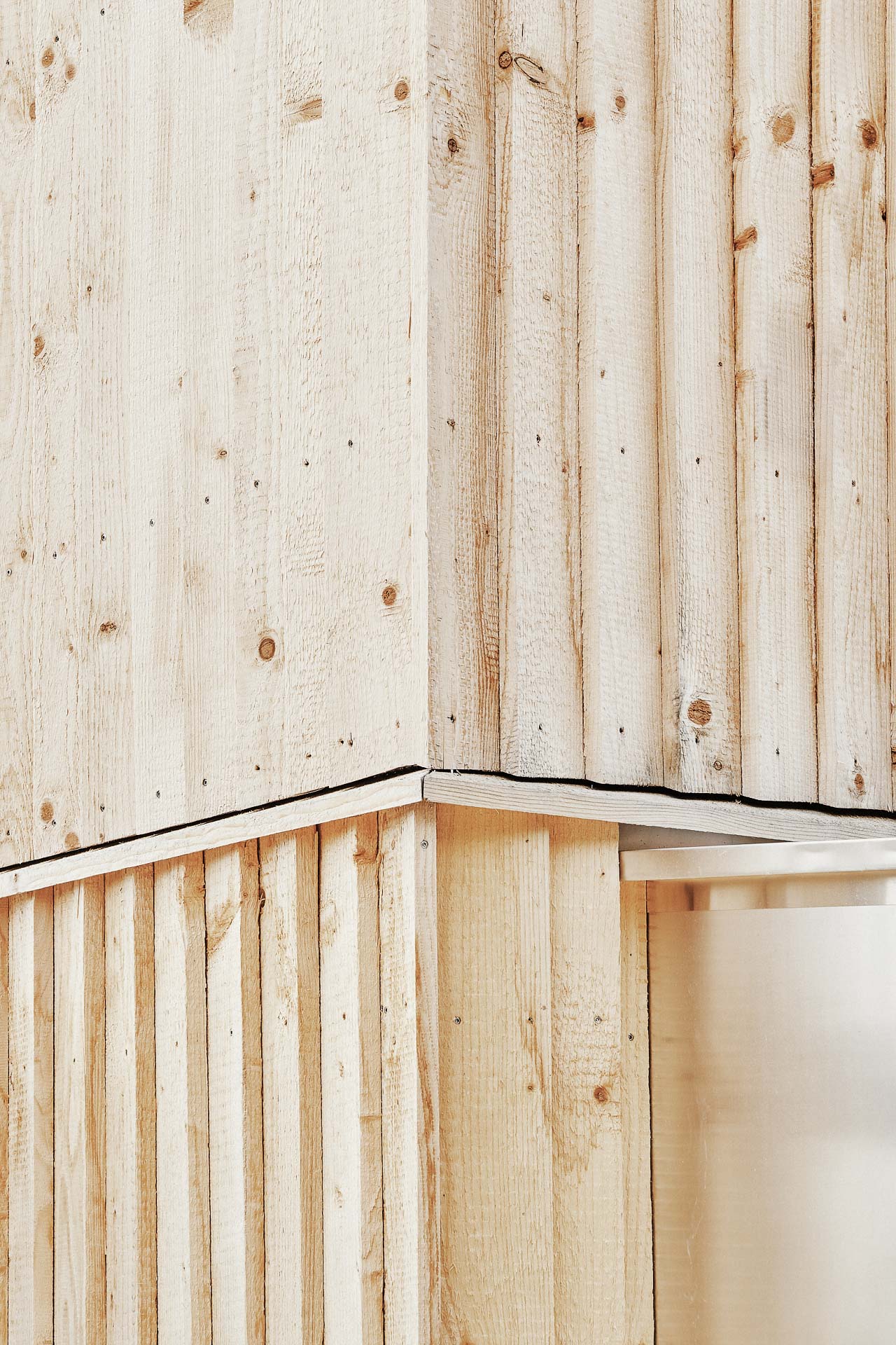 Für die Fassade wurde regionales Kalamitätsholz aus Borkenkäferschäden verwendet. Eine materialtypische Patina ist willkommen.