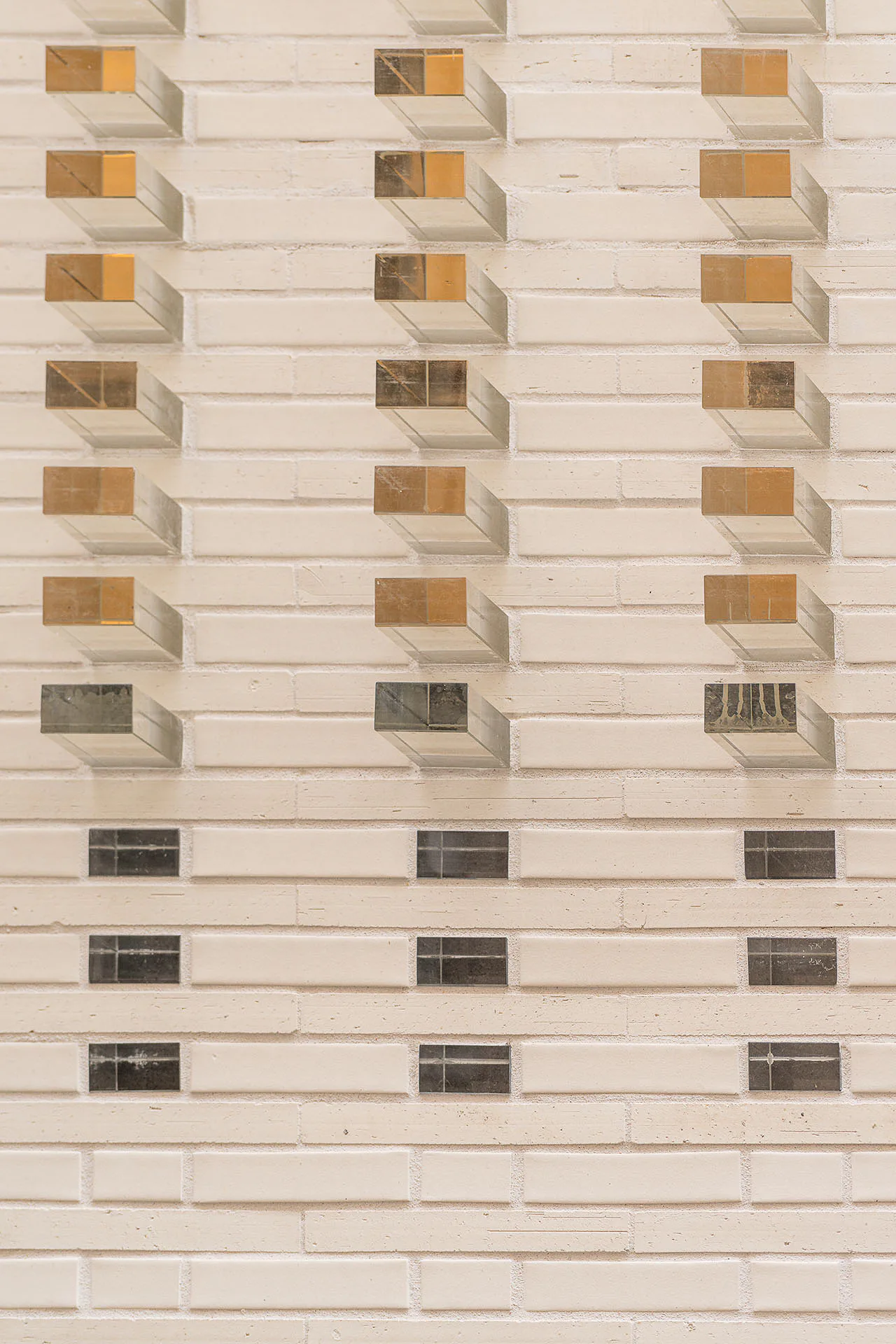 Glasbaustein- und Ziegelfassade des Wohngebäudes in Pamplona von Ruizesquiroz Arquitectos