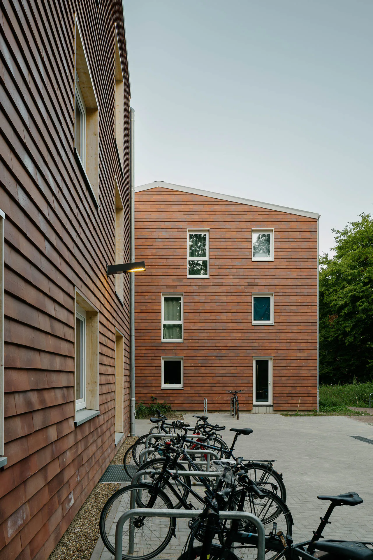 Die straßenseitige Fassade fügt sich in den städtischen Kontext ein.