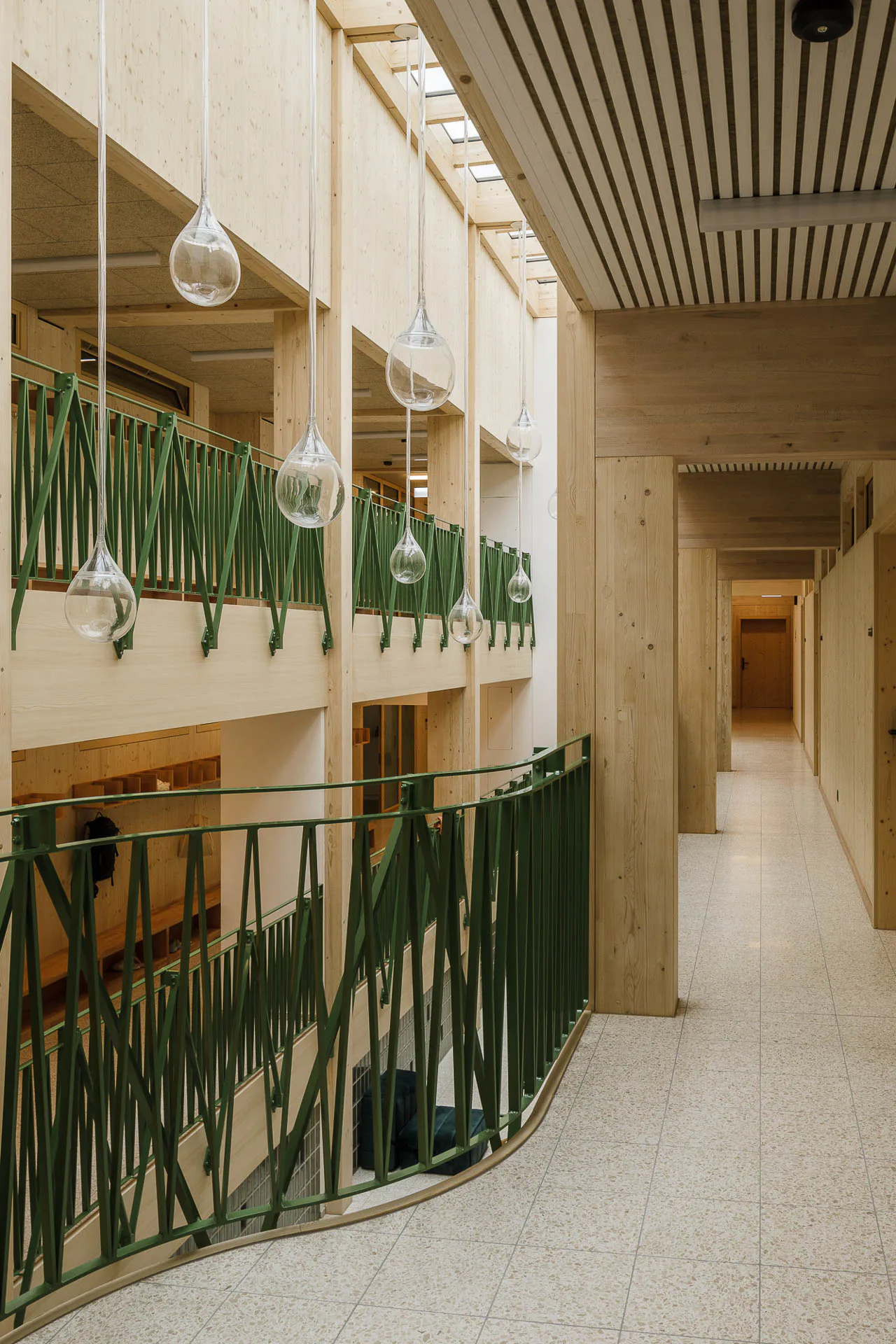 Über das Atrium lassen sich die Split Level erkennen.