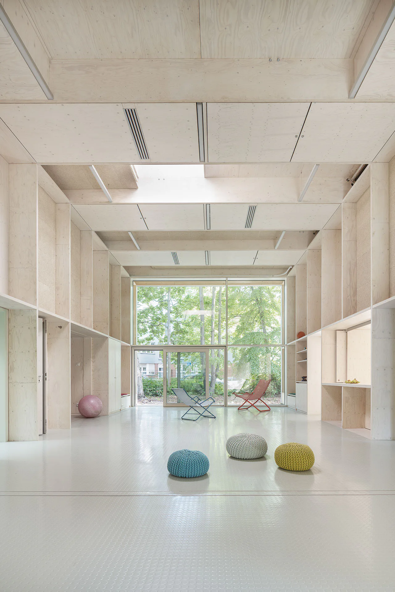 Der Moabiter Kinderhof von Kersten Kopp Architekten besticht durch seine einfache Holzstruktur, die Tragwerk und Ausbau zugleich ist.