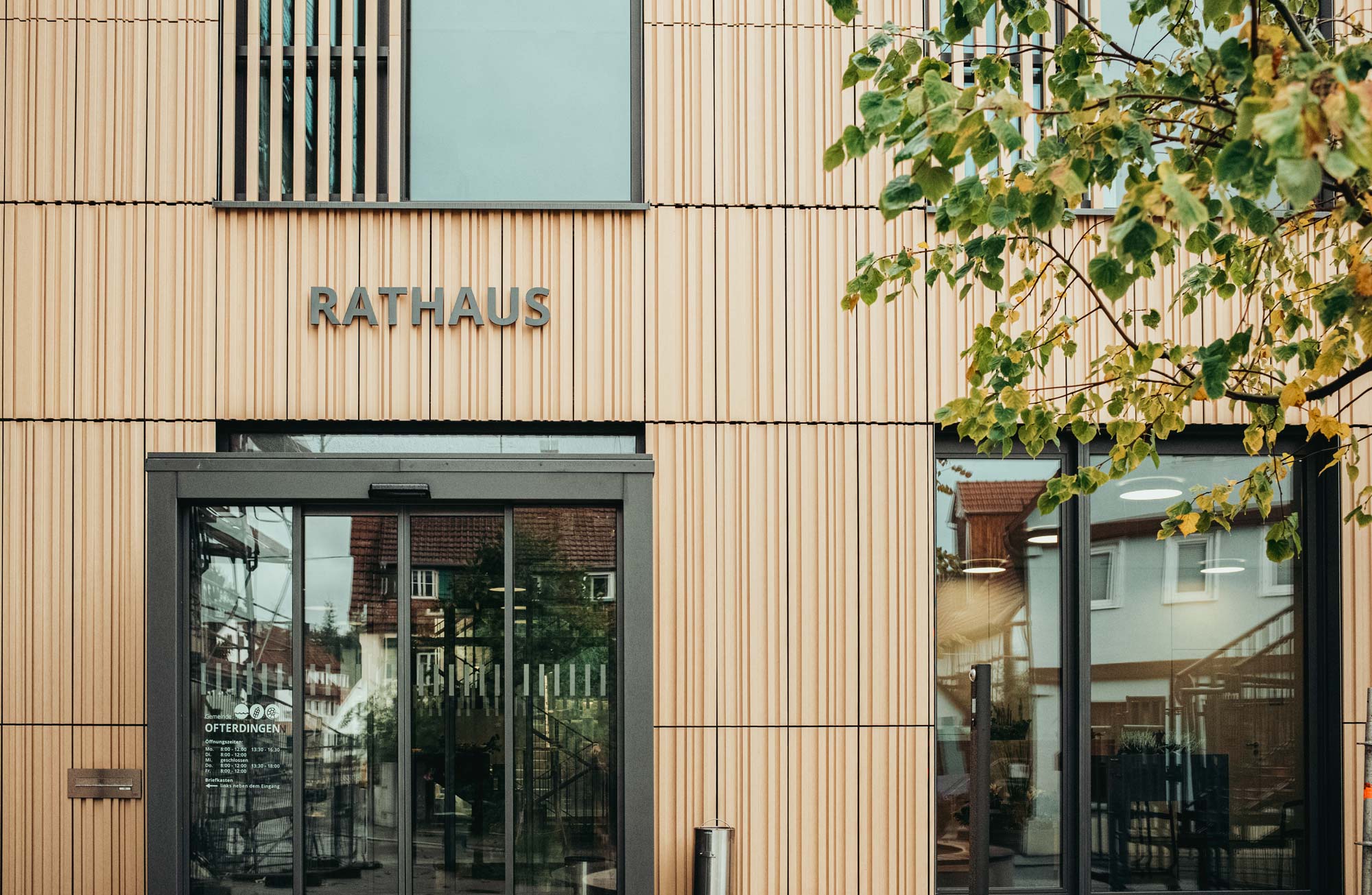 The historic town hall, a listed building, was expanded with a modern extension featuring a Tonality ceramic facade.