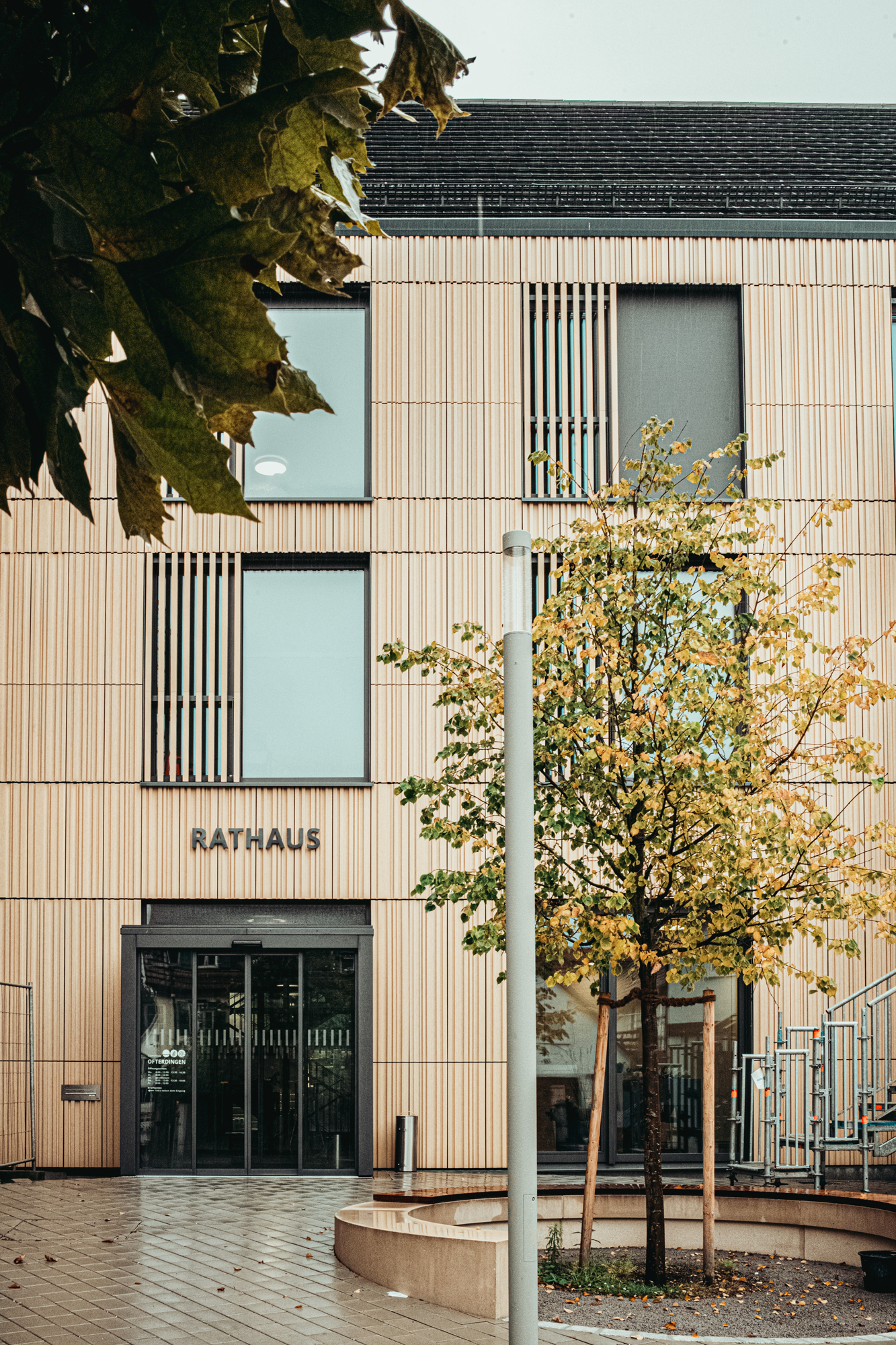 The facade’s vertical articulation follows the gable geometry, giving the new extension lightness and architectural elegance.
