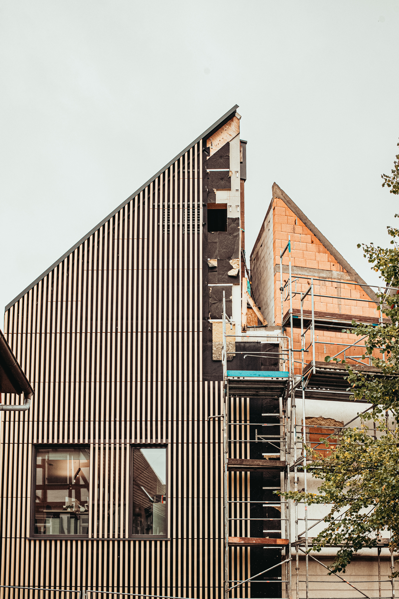 During construction, the elaborate substructure becomes visible – carrying the lightweight, single-skin ceramic panels with pinpoint precision.