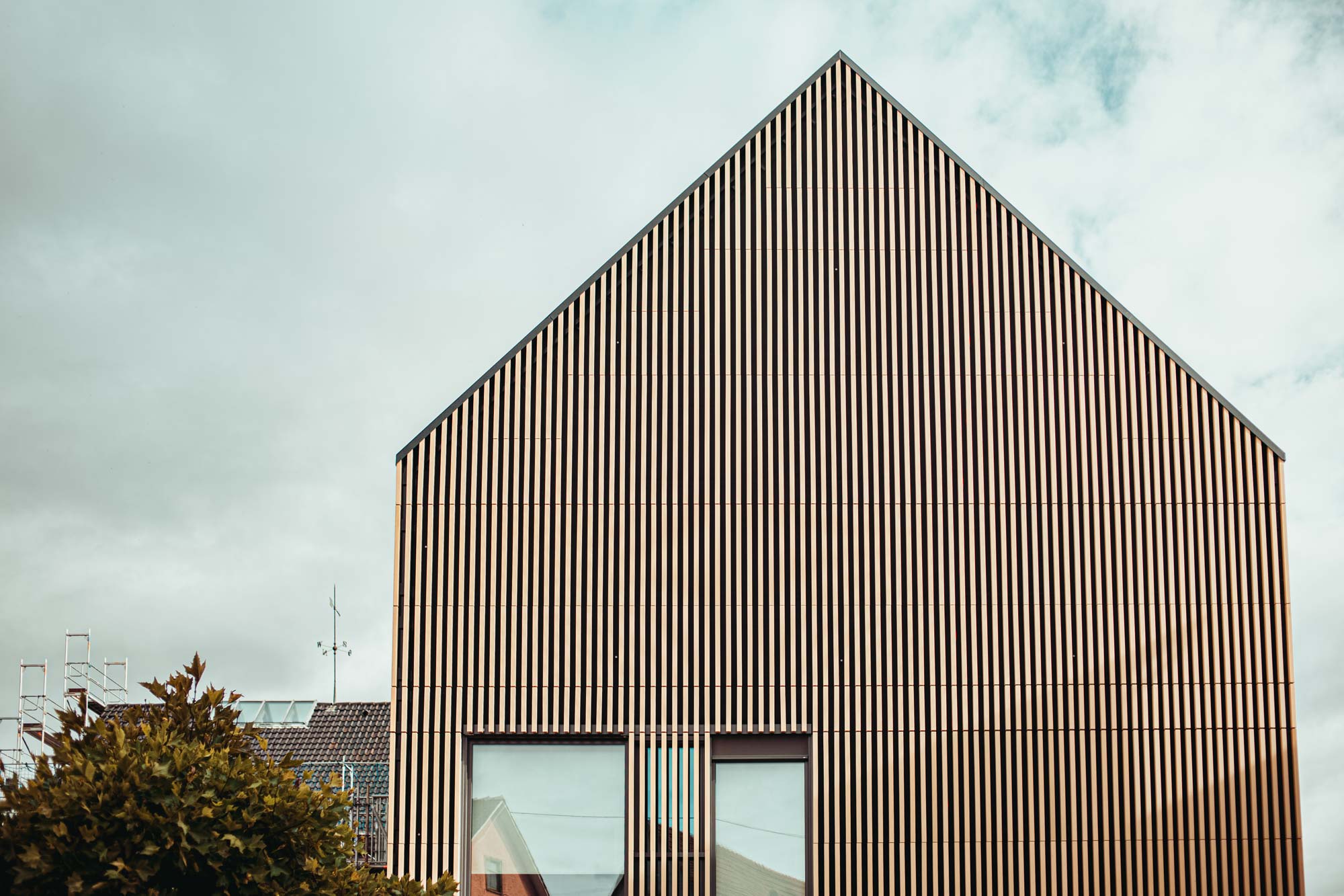 Das neue Rathaus Ofterdingen vereint historische Bausubstanz und zeitgemäße Architektursprache – mit präzise verarbeiteten keramischen Elementen im Farbton „Creme“.