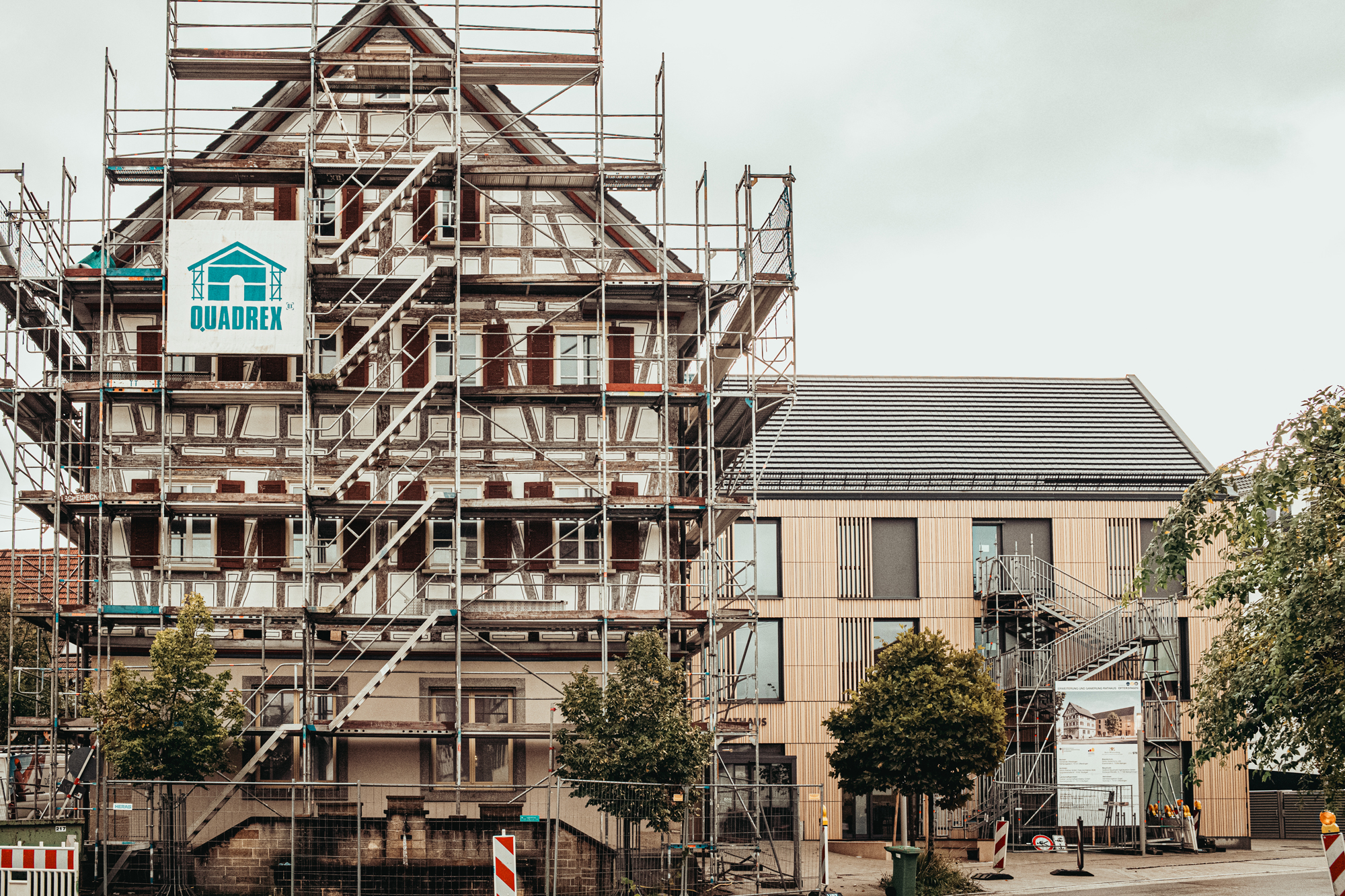 The new building is spacious yet skillfully frames the historic Ofterding Town Hall.