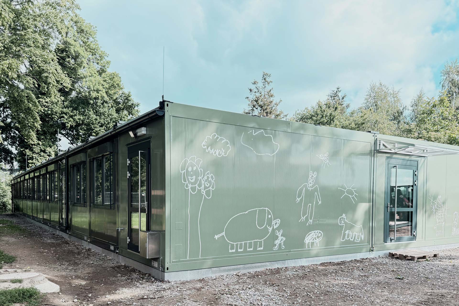 Ein Teil der Büro-Bauteile fanden eine neue Verwendung bei der Grundschule in Hemmingen.