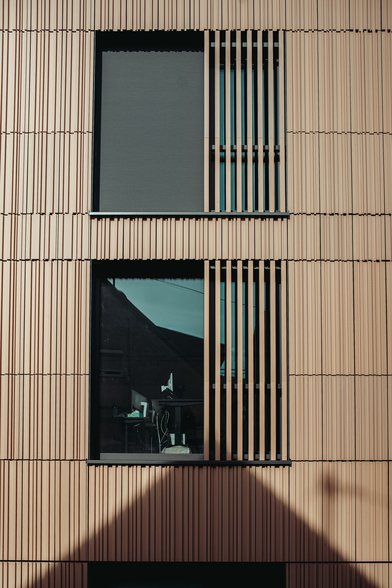 Square ceramic baguettes create a semi-transparent effect and dynamic light patterns.