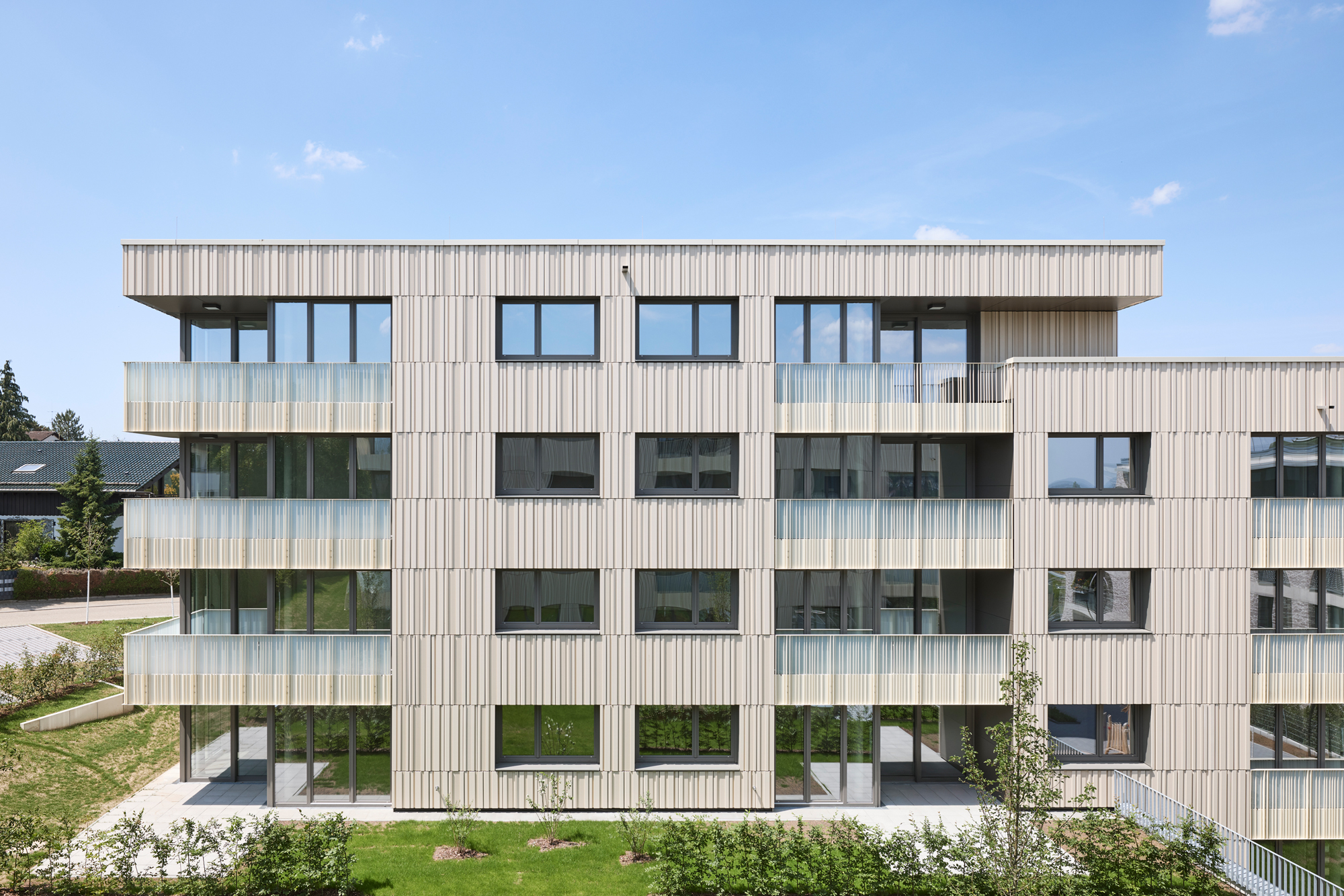 Die neue Wohnanlage in Pforzheim überzeugt mit einer vertikal angeordneten Keramikfassade, die konsequent auf gestalterische Klarheit, Dauerhaftigkeit und Lebenszyklus-Effizienz ausgerichtet ist.