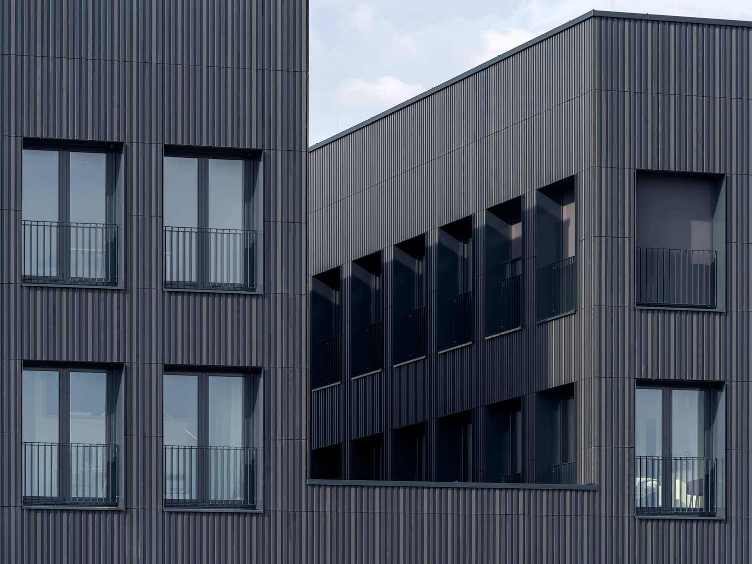 Die neu gestaltete Keramikfassade des ehemaligen Autohauses Siebers in Straubing setzt ein markantes architektonisches Statement und definiert das neue Geschäftshaus im urbanen Kontext neu.