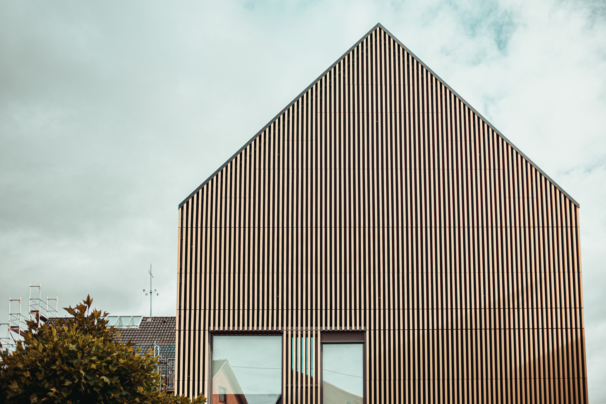 The profiled ceramic elements create a lively, natural-looking texture.