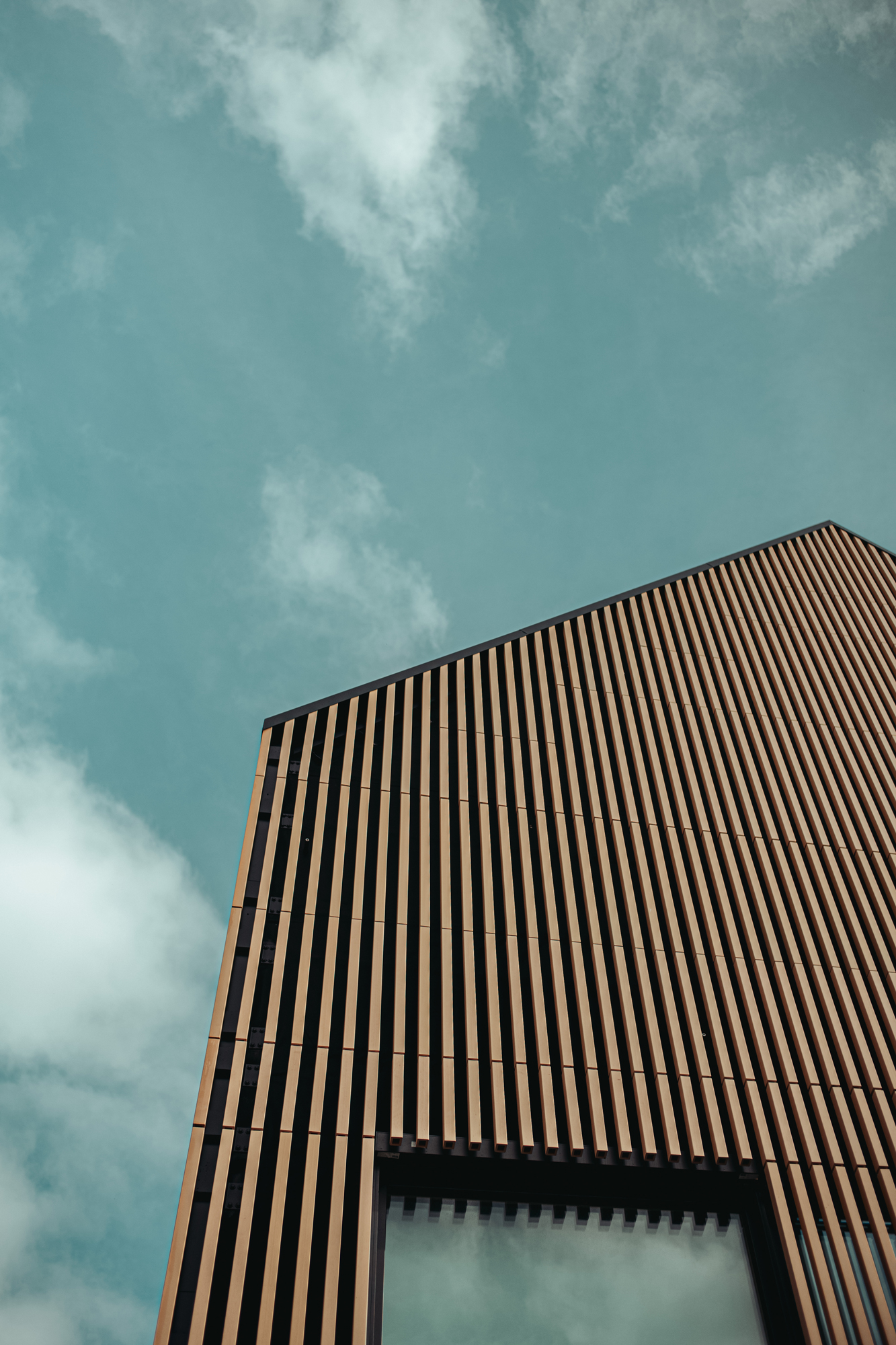 The new Ofterdingen Town Hall harmoniously combines historic substance with contemporary design – featuring precisely manufactured ceramic elements in a natural cream tone.