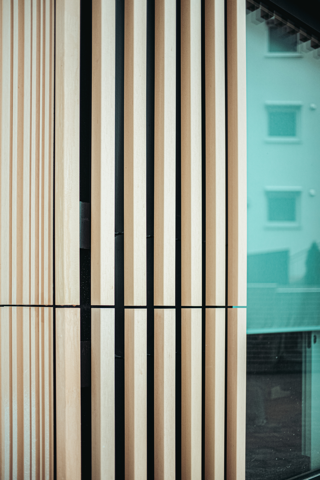 Precisely crafted joints and transitions highlight the high-quality workmanship of the Tonality facade – especially around the window connections.