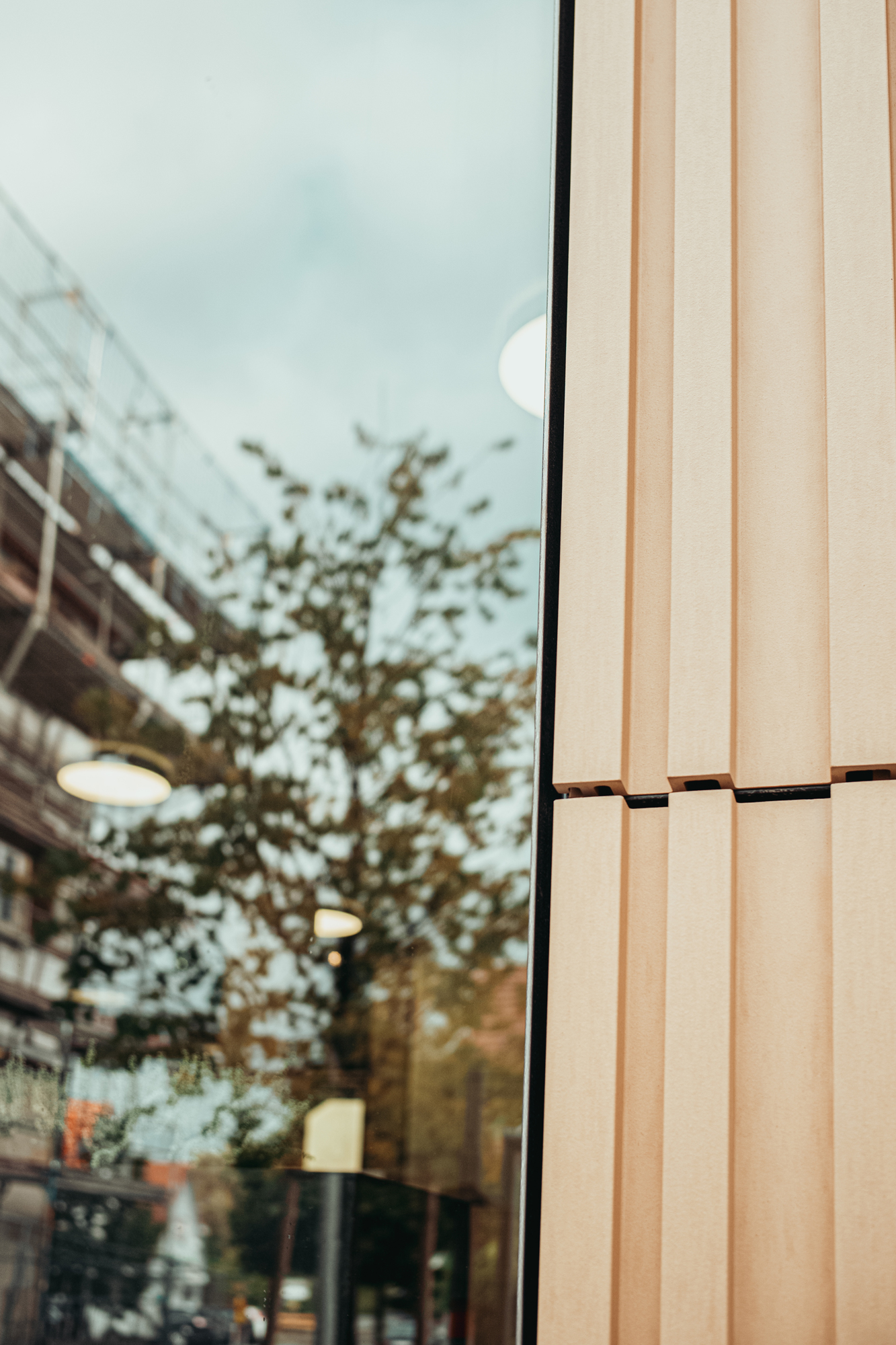 Impeccable corner solutions and precise terminations around openings demonstrate the facade’s technical finesse.