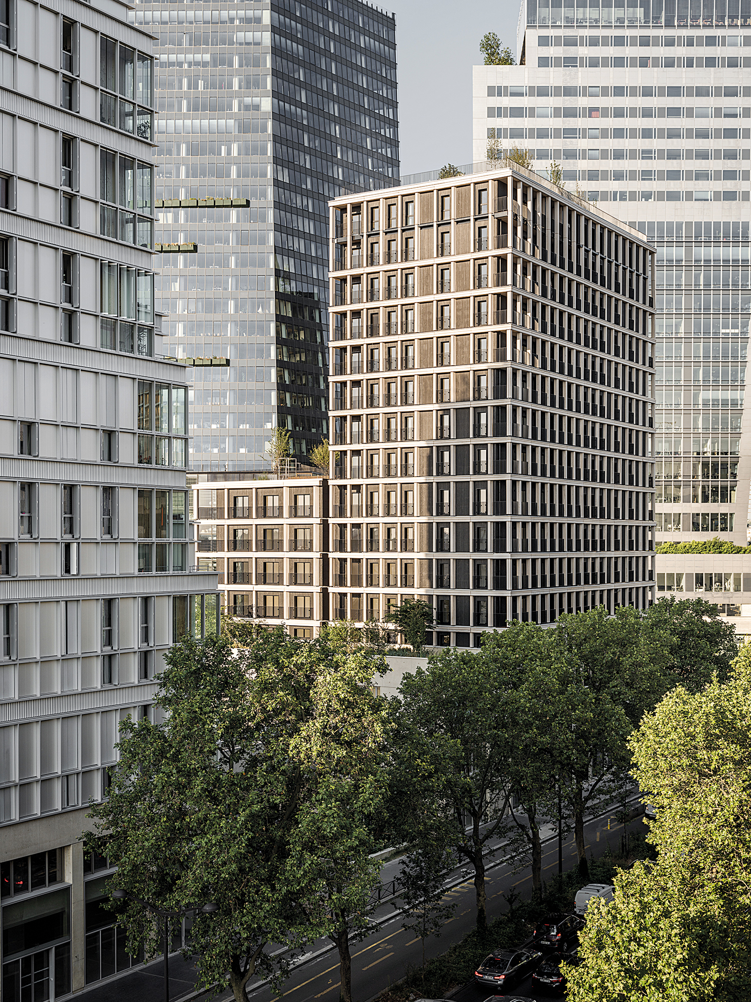 Auch das 50 m hohe Wohngebäude Le Berlier ist das Ergebnis eines gewonnenen Wettbewerbs. Mit seinen Stützen und Decken aus Holz war es ein Pilotprojekt für den Bau hoher Holzgebäude in Paris.